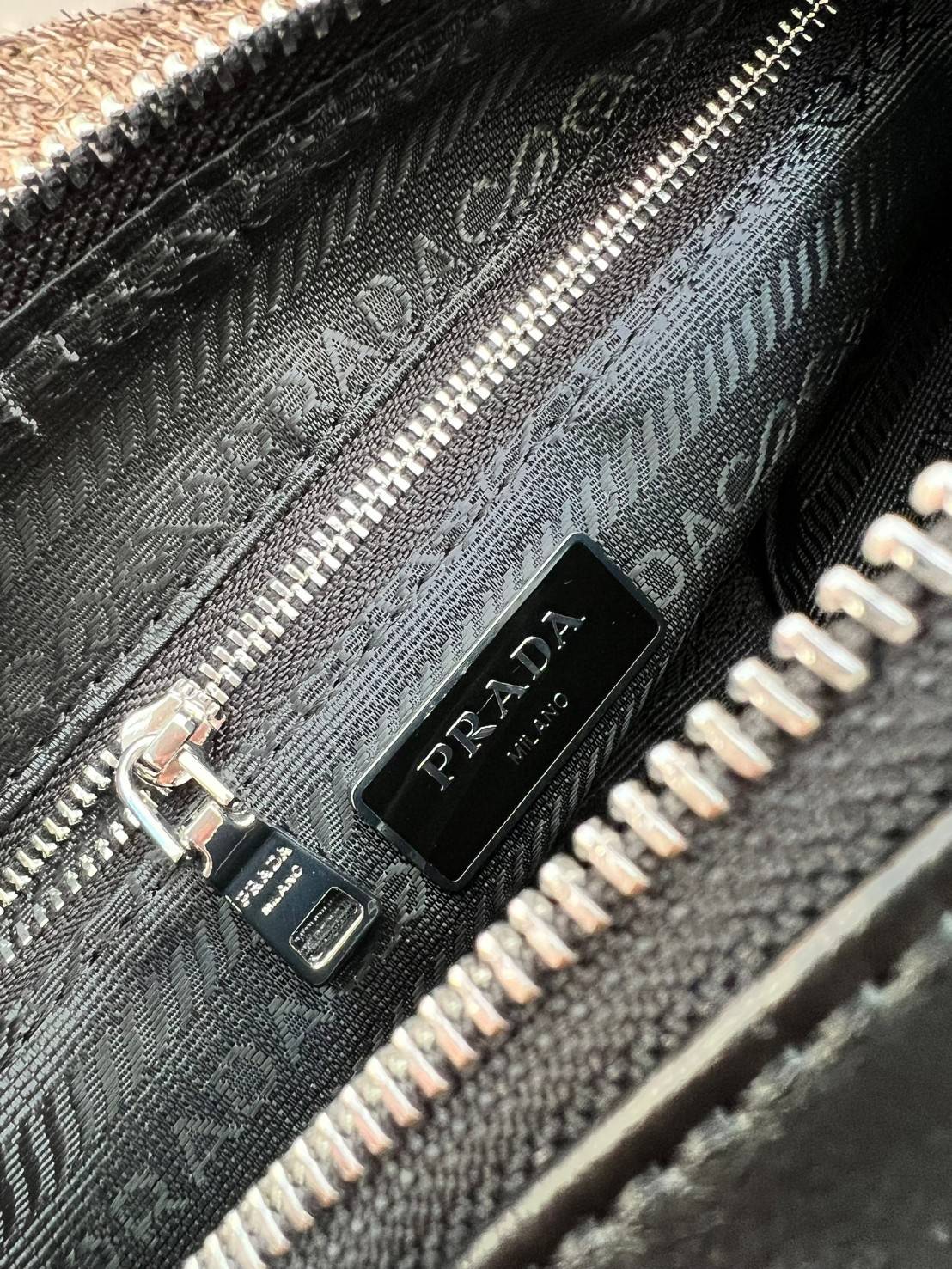 PRADA LEATHER SHOULDER BAG ใบเดียวเอาอยู่ตลอดวันเลยค่ะ! รุ่นนี้ใช้หนังอย่างดี หนังนิ่มซอฟมากๆ หลงรักแน่นอน!!