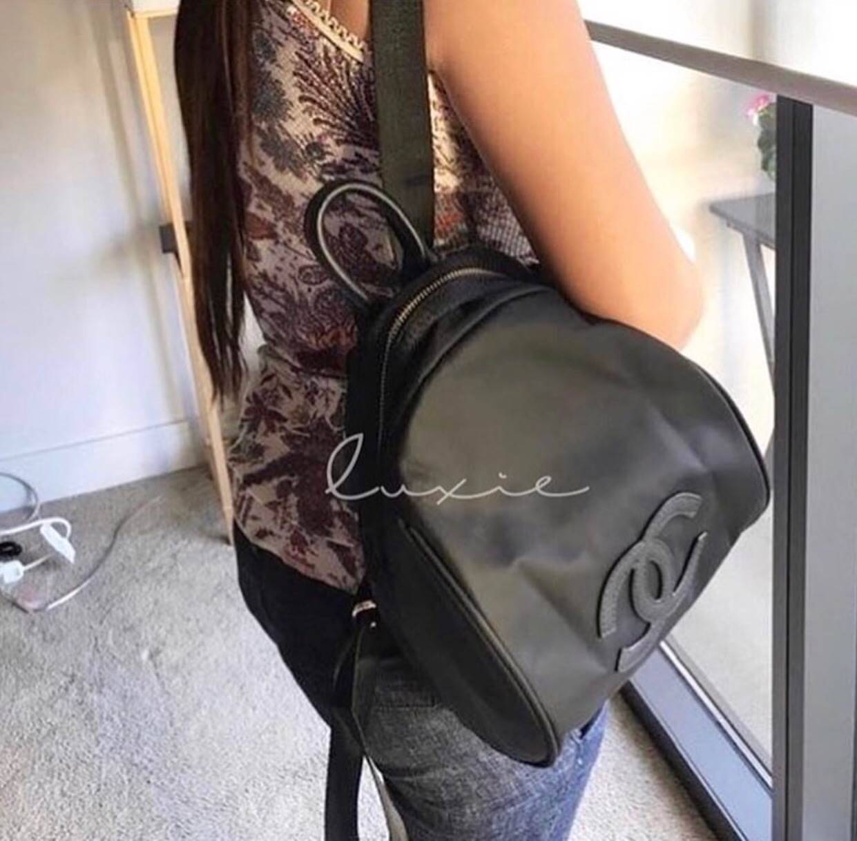 Chanel VIP Gift Backpack (พร้อมส่งโลโก้ขาว) สินค้าเป็นของแท้ ใหม่จากเค้าเตอร์เครื่องสำอาง/น้ำหอมแบรนด์ กระเป๋าเป้ของแท้จาก Chanel VIP Gift Bag วัสดุไนล่อน หัวซิปทำจากหนังปั้มชื่อแบรนด์ ด้านในเป็นช่องกว้าง และมีช่องซิปเล็ก ตัวสายสะพายด้านหลังเลื่อนปรับได้ค