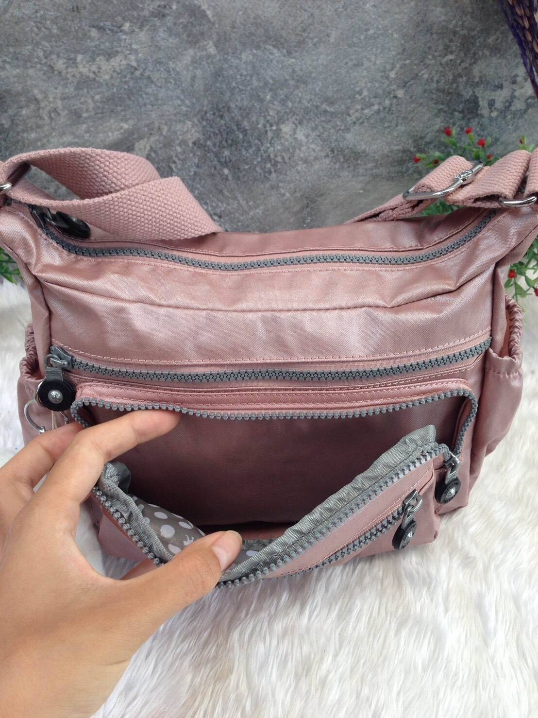 KIPLING Shoulder Bag (K25511) Outlet Hongkong กระเป๋าสะพาย วัสดุ nylon คุณภาพดี กันน้ำ ตามแบบฉบับแบรนด์ แบ่งเป็นช่องซิป 5 ช่อง สามารถใส่ไอแพด กระเป๋าสตางค์ใบยาว และมือถือได้ทุกรุ่นค่ะ จุคุ้มมากๆ น้ำหนักเบา สายสะพายปรับได้ จะสะพายไหล่ หรือ crossbody ได้สบา