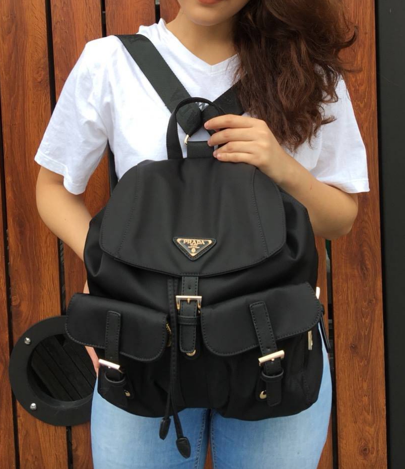 ล็อตใหม่ รุ่นแนะนำค้าา♡ กระเป๋าเป้ทรงสวย Prada Nylon Backpack With Pocket วัสดุผ้าไนล่อน กันน้ำเนื้อหนาอย่างดี ใบนี้ ดีไซต์สวยเก๋ เป้แบบหูรูด **ทรงสวยน่ารัก เปิดปิดด้วยกระดุมแม่เหล็ก เข็มขัดปรับได้ ด้านหน้ามีกระเป๋าอีก 2 กระเป๋าเปิดปิดด้วยซิป ด้านใ