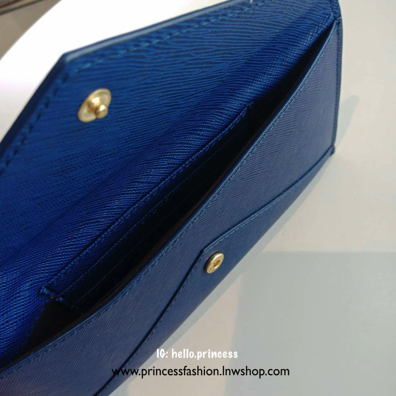 New Arrival~~ กระเป๋าสตางค์ยาวแบบพับ **ทรงหรู จากงานพรีเมี่ยมกิ้ฟ จากเคาเตอร์ต่างประเทศ จากแบรนด์ PRADA ลายหนัง saffiano ของแท้ 100% เปิดปิดฝาพับ มีช่องใส่บัตร 6 ช่อง ด้านในมีช่องใหญ่2ช่อง ใส่ได้ถึงแบงค์พัน หรือจะใส่มือถือได้ถึง Iphone+ และช่องซิปใส่ของจุ