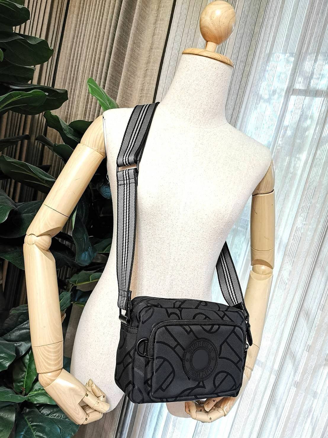 BURBERRY FRAGRANCES MONOGRAM CROSSBODY BAG VIP GIFT WITH PURCHASE (GWP) พรีเมี่ยมกิ๊ฟ Limited จากน้ำหอม BURBERRY 100% POLYAMIDE (Nylon & Canvas) ลาย Monogram น้ำหนักเบา มีโลโก้ด้านหน้าเปิดปิดด้วยซิปหัวซิปแบรนด์ ด้านหน้ามีช่องซิป ด้านหลังมีช่องใส่ของ ภายใน