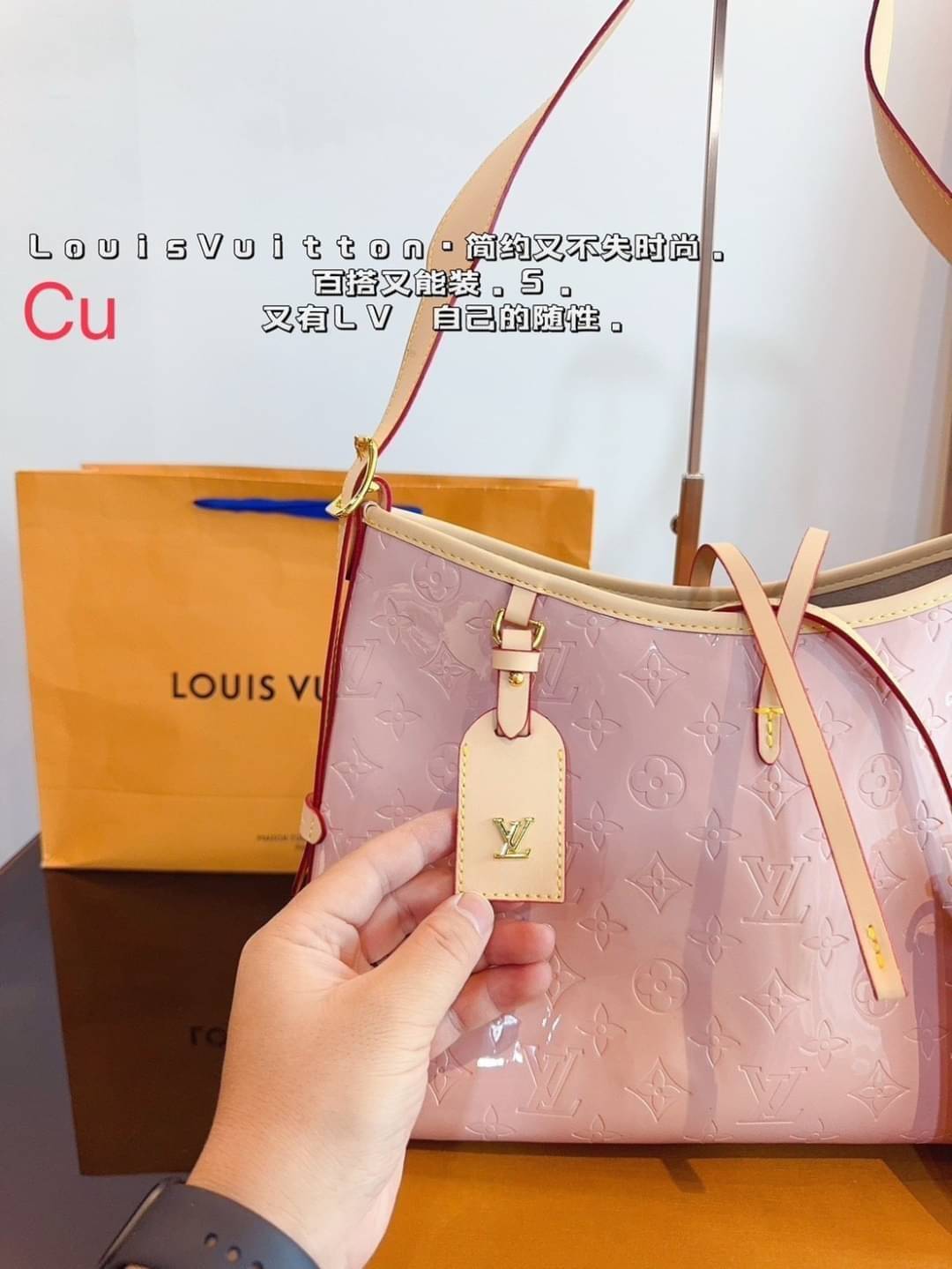 LV Carryall Patent Leather Bag ใหม่ล่าสุด รุ่นลิมิเต็ดที่สาวๆตามหา กระเป๋าสะพายทรงโท้ท หนังแก้วเงาสวย ดีไซน์เรียบง่ายคลาสสิค หรู ดูผู้ดี รูปทรงใช้งานง่าย มาพร้อมใบลูก ไว้เก็บของจุกจิก ภายในโล่งกว้าง พร้อมเสิร์ฟให้ในราคาน่ารักๆ ของมันต้องมีแบบนี้ ก็ต้องตำไ