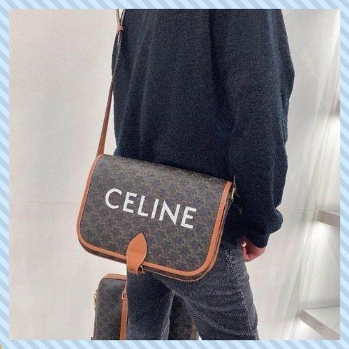 VIP 】Celine Messenger Folco Bag in Triomphe Canvas โดดเด่นไม่เหมือนกับลวดลายแคนวาสที่เป็นเอกลักษ์แบรนด์แบบไม่เหมือนใครให้ด้วยความเรียบหรูดูทางการ เพิ่มความภูมิฐานให้กับคุณอย่างลงตัวเลยทีเดียวสำหรับกระเป๋าทรงแนวนอน ซึ่งเป็นกระเป๋าที่ได้รับความนิยมอย่างมาก 