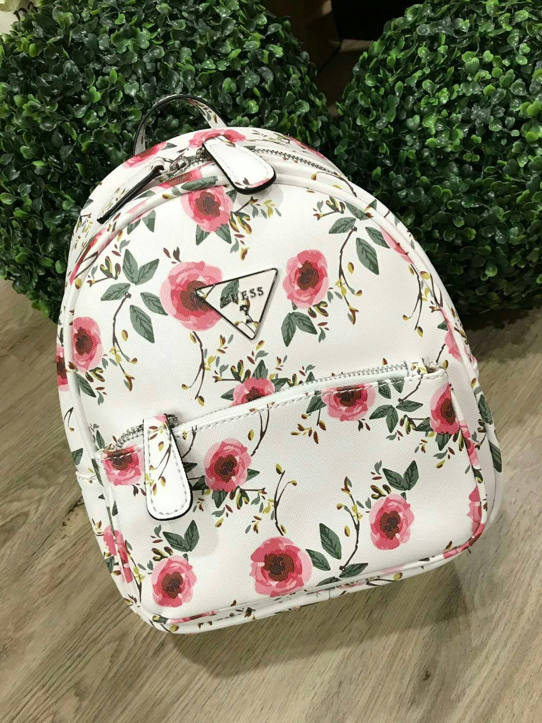 GUESS WOMAN'S FACTORY BACKPACK กระเป๋าเป้รุ่นใหม่ล่าสุดขนาดกำลังดีวัสดุหนังแกะสังเคราะห์พิมพ์ลายดอกไม้สวยน่ารัก น้ำหนักเบา มีหูหิ้วเเละสายสะพายหลังเลื่อนปรับได้ ด้านหน้ามีโลโก้และช่องซิป เปิดปิดด้วยซิปสะดวกใช้ ภายในกว้างและจุ ใส่ ipad กระเป๋าสตางค์ใบ