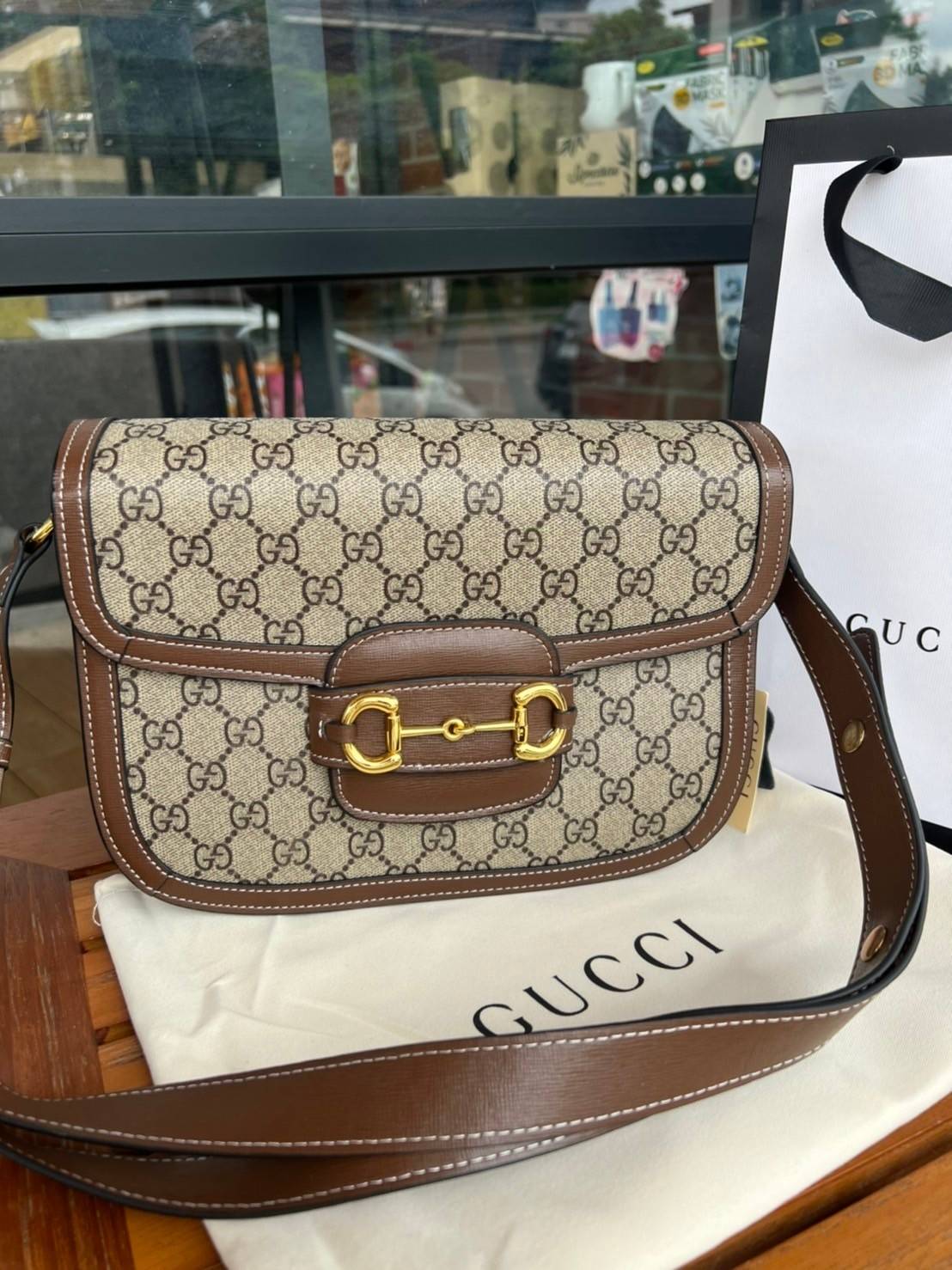 Gucci Horsebit Shoulder Bag กระเป๋าสะพายไหล่ วัสดุผ้าใบ GG Superme ตัดแต่งหนังแท้ สายสะพายไหล่ปรับระดับได้ ด้านในมี 1 ช่องซิป อะไหล่ทองหรูหรา ดาราเซเลปใช้เพียบ ไม่มีเอ๊า เรียบหรูดูแพงสุดๆค่า