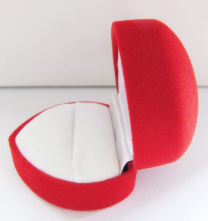 กล่องใส่แหวนรูปหัวใจสีแดงค่ะ