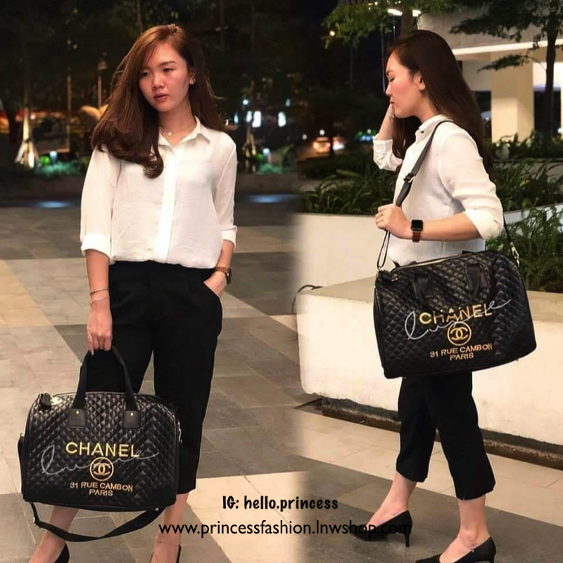 Chanel Quilted Travel Bag Super rare item! กระเป๋าเดินทางใบใหญ่ VIP. gift with Purchanel ของแท้รุ่น Limited Edition จาก counter Chanel วัสดุหนังเรียบลายตาราง เนื้อหนา กันน้ำ ดูแลรักษาง่าย ด้านหน้ามี logo brand ตัวกระเป๋าเปิดปิดด้วยซิป หัวซิปแบรนด์ อะไหล่ท