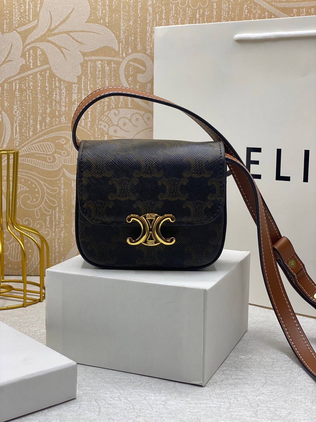 CELINE MINI TRIOMPHE IN TRIOMPHE Shiny calfskin เกรดออริจินอล กระเป๋ามินิทรงชิค ดีไซน์รูปกล่องสุดแสนมินิมอล สามารถสะพายแบบ Crossbody และยังเป็น Belt Bagได้อีกด้วย วัสดุแคนวาสลาย Triomphe แบบไม่มีตกยุค