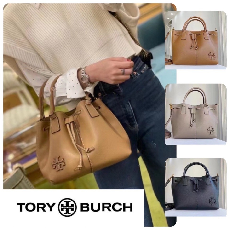 OUTLET 】TORY MCGRAW SMALL DRAWSTRING กระเป๋าถือหรือสะพายข้าง วัสดุหนังวัวแท้ อะไหล่ทอง เปิด-ปิดด้วยสายหนังรูด จะถือหรือสะพายข้างได้Crossbodyได้ น้ำหนักเบาจุของได้เยอะ ด้านหน้าประดับโลโก้แบรนด์ ด้านในมีช่องเล็กสำหรับใส่บัตรใส่ตังค์ได้ มีสายยาว ปรับสายได้ ถ