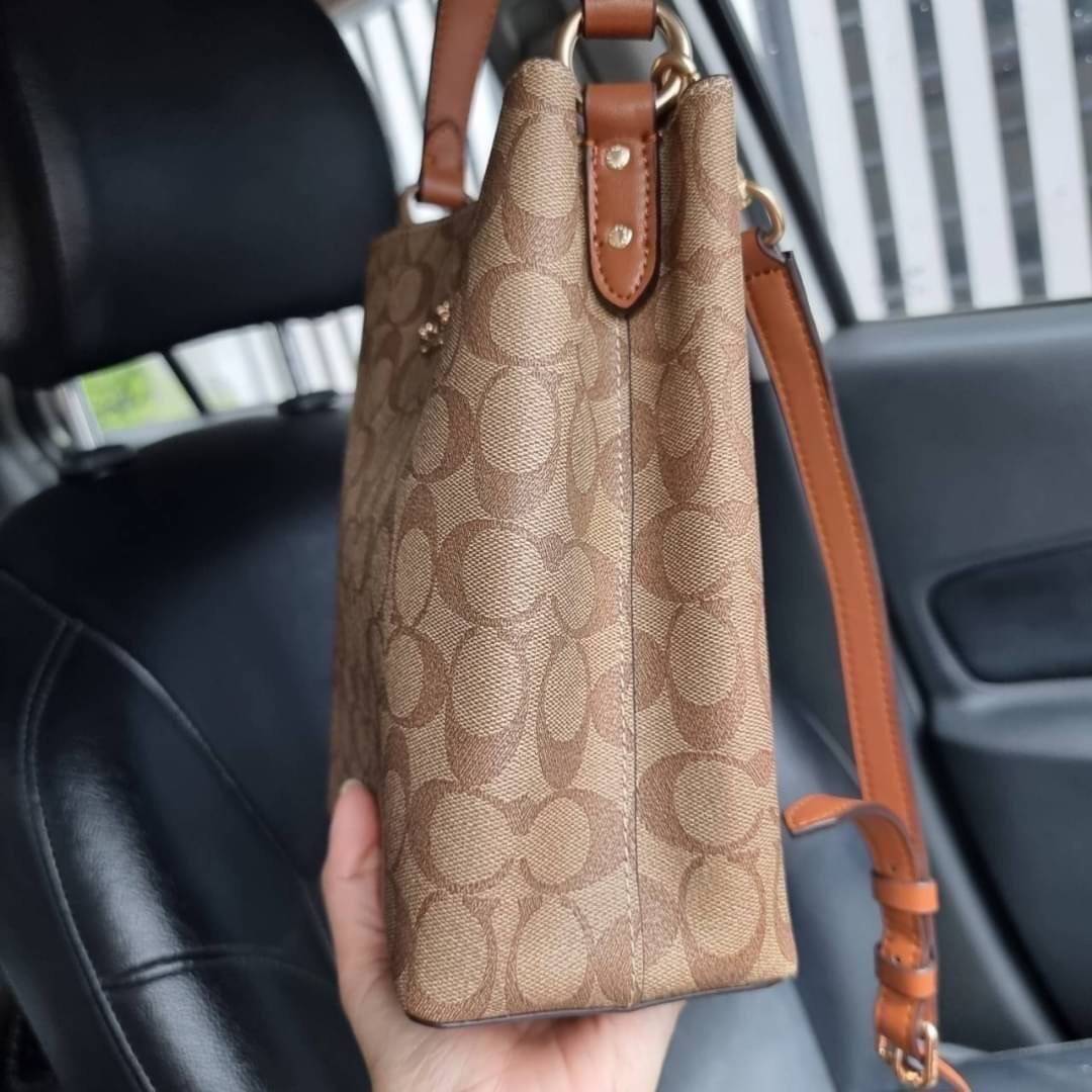 COACH 2312 SMALL TOWN BUCKET BAG IN SIGNATURE CANVAS รุ่นยอดนิยมใบเล็กมาครบสีแล้วจ้า กระเป๋าทรงบัคเก็ต สีผู้ดี๊ผู้ดี ตัวกระเป๋าดีไซน์คลาสสิคลายซี ดูโดดเด่น วัสดุหนังแคนวาสเคลือบลาย สวยคมทุกมุมจริงๆ!! เปิด-ปิดด้วยกระดุมแม่เหล็กทั้ง 2 ฝั่ง ภายในเป็นช่องโล่ง