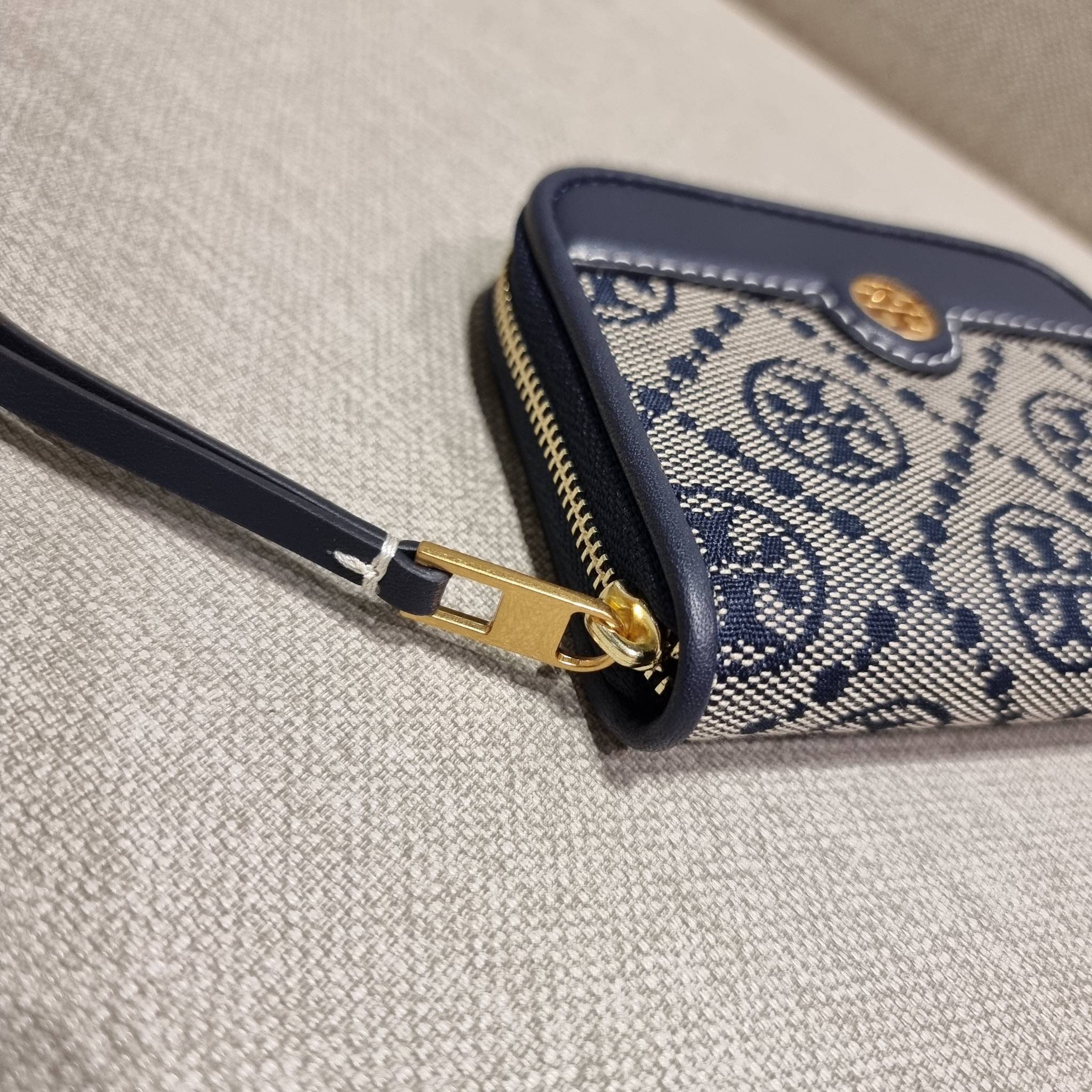 TORY BURCH T MONOGRAM ZIP COIN CASE จัดไปเลยจ้า กับกระเป๋าสตางค์รับทรัพย์ ใบสั้น สวยหรู ขนาดเหมาะมือ ถือแล้วขับผิว วัสดุผ้า jacquard ตัดสลับหนังแท้ รูดเปิด-ปิดด้วยซิป ภายในมีช่องใส่บัตร ใบนี้ใส่เหรียญ ใส่ธนบัตรได้ (พับ) พกพาได้สะดวก ไม่กินพื้นที่กระเป๋าใบ