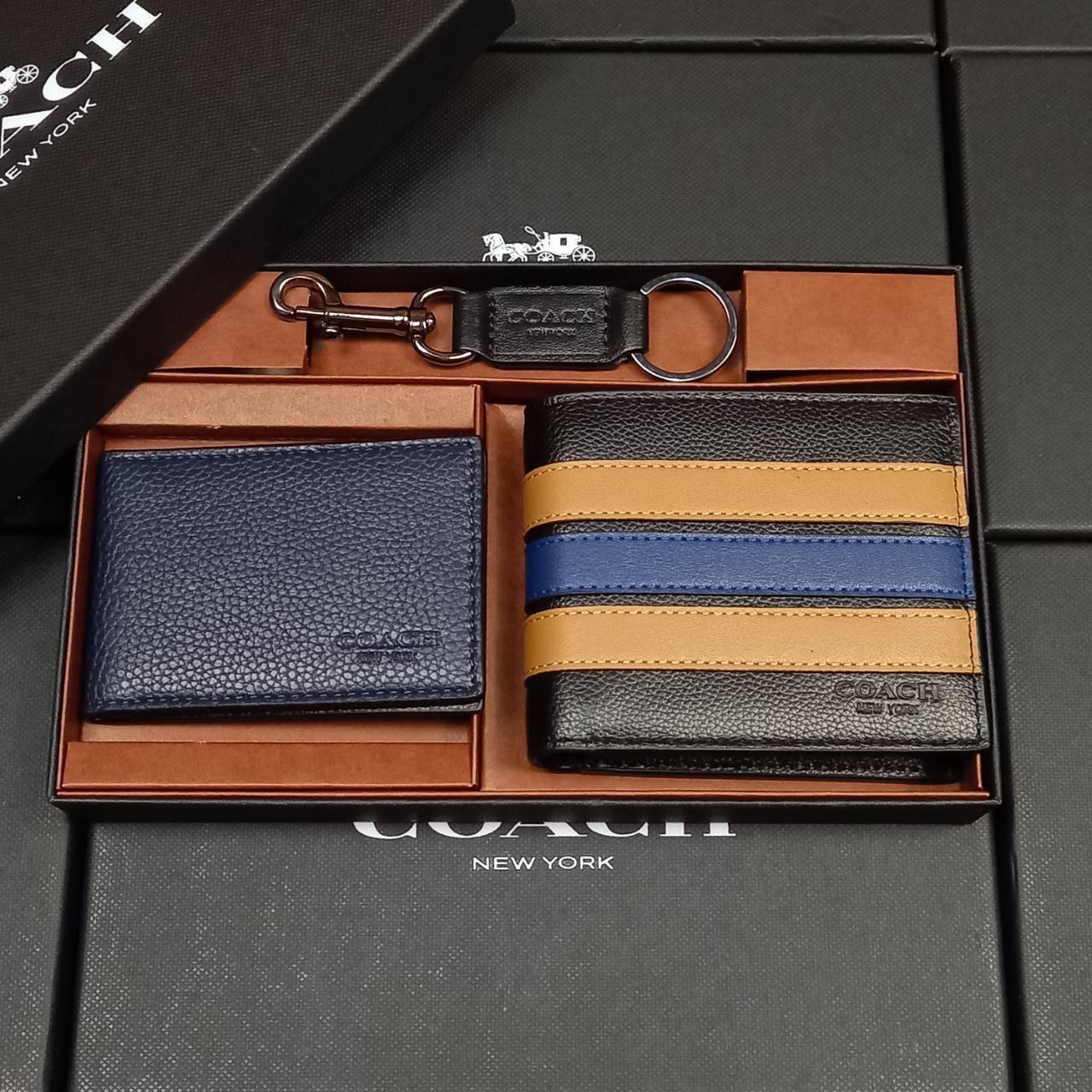 COACH 3-IN-1 WALLET WITH VARSITY STRIPE WITH KEY FOB LIMITED BOX(COACH 3007)🍁กระเป๋าสตางค์ มี ID ใบลูก สำหรับใส่บัตรแยก มีพวงกุญแจ ใช้แล้วดูหล่อสุดๆ🔸️**จะใช้เอง หรือเป็นของขวัญให้คนสำคัญ ก็ตอบโจทย์มากๆ **รับประกันว่า หยิบใช้แบบวางไม่ลงกันเ