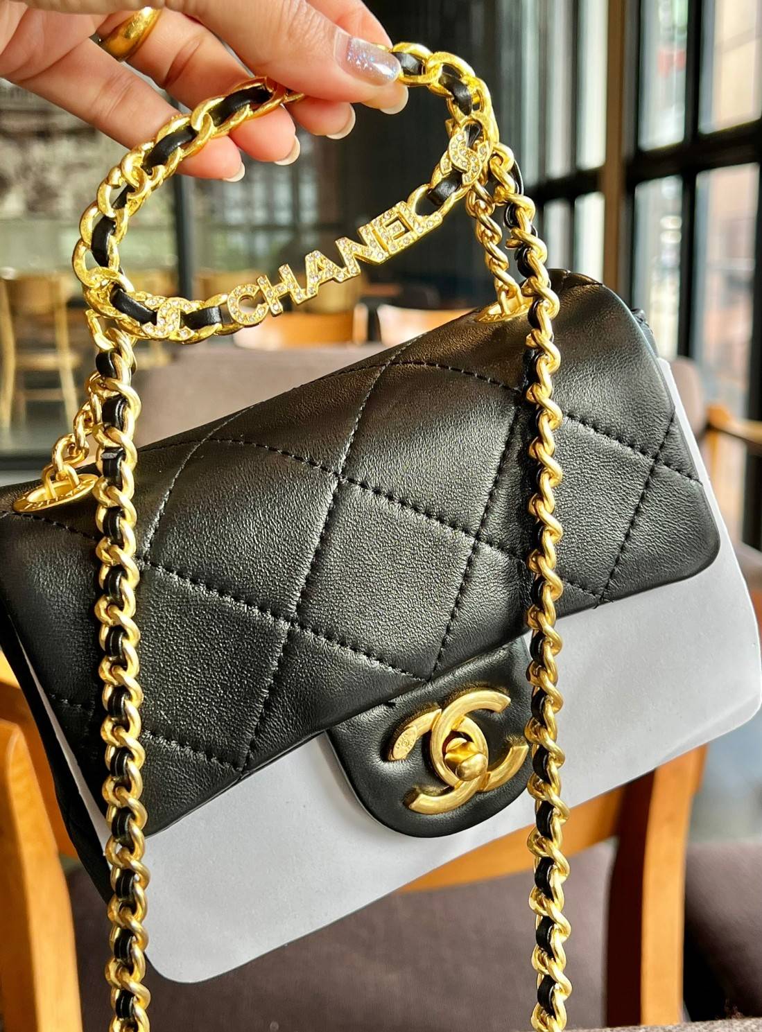 Chanel Mini Flap Bag with Top Handle 6.5" /CHANEL CHAIN SHOULDER BAG จัดไซด์เล็กมาให้ด้วย เพราะแต่ละคนชอบไม่เหมือนกัน😘 หนังสวย เรียบ สัมผัสนุ่มมือ น่าใช้มากๆ