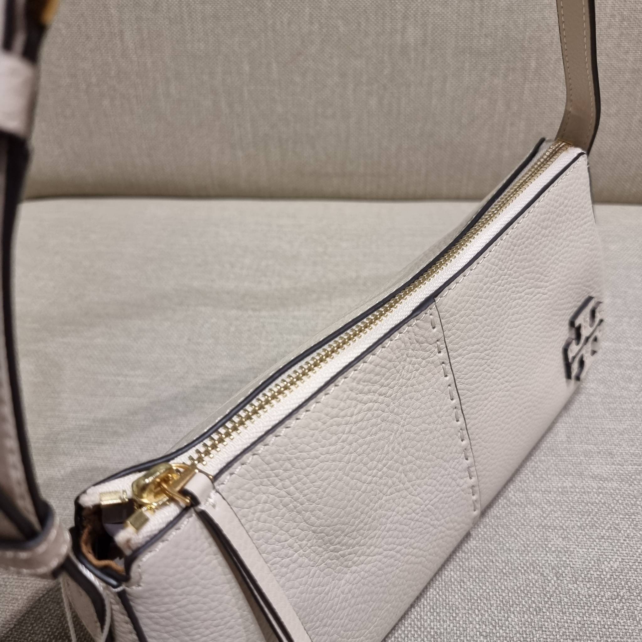 TORY BURCH MCGRAW WEDGE กระเป๋าสะพายไหล่ ทรงสวยไม่ซ้ำ ไม่เกร่อ!! สะดวกใช้งาน ดีไซน์เรียบแต่แฝงความหรู และคลาสสิคในตัว วัสดุหนังลูกวัว สัมผัสดี สวยคม เปิด-ปิดด้วยซิป ภายในเป็นช่องโล่ง มีช่องย่อยเก็บบัตร มาพร้อมสายสะพายในตัว ปรับได้อีกเล็กน้อย ไอเท็มนี้เหมา