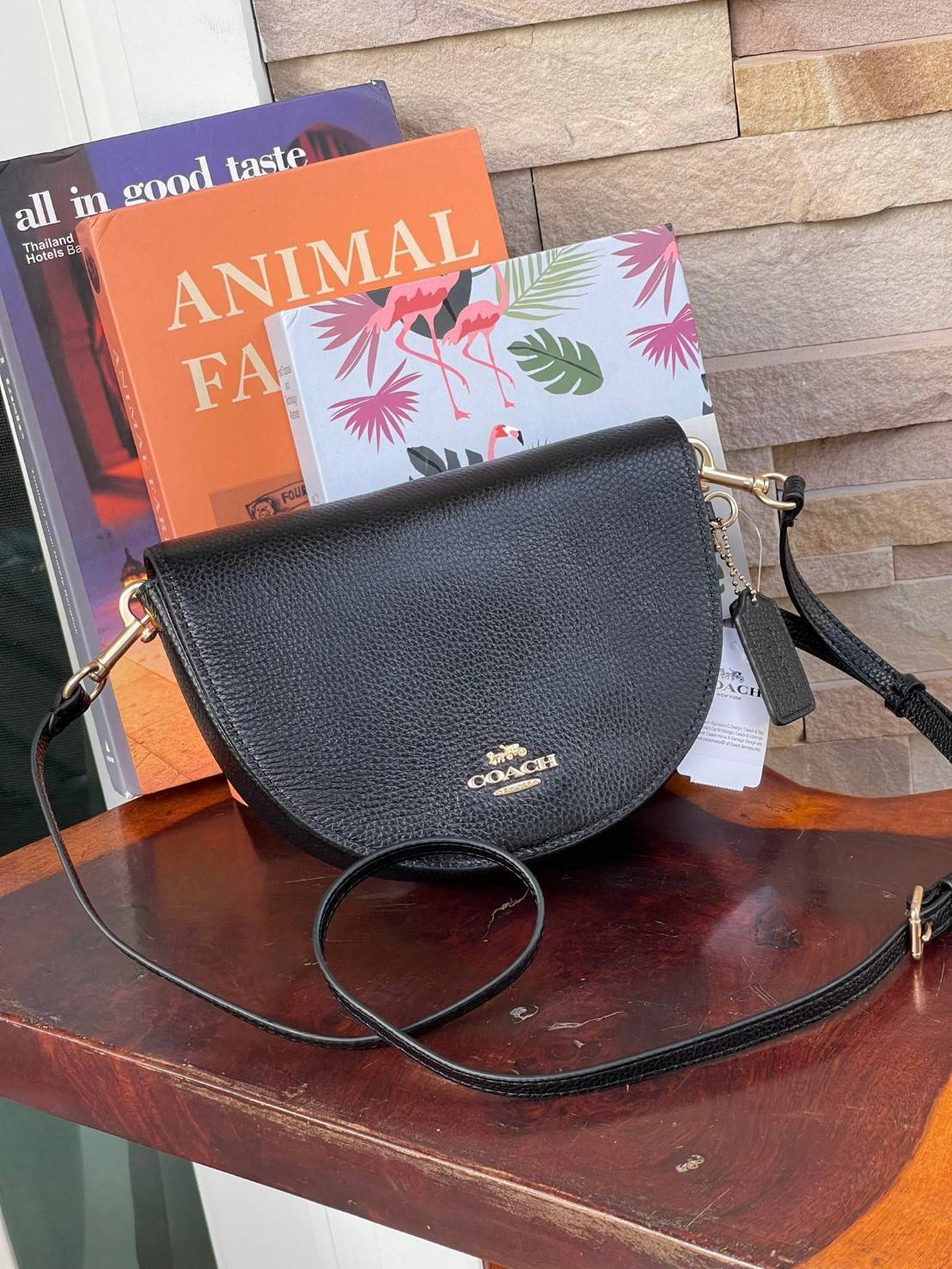 พร้อมส่งที่ไทยครบทั้ง6สีค่ะ 😘 Coach Ellen Crossbody In Signature ((C1432)) กระเป๋าทรงฮาฟมูนรูปทรงคลาสสิก ออกแบบให้มีลักษณะโค้งมน ไม่ดูเป็นทรงแข็งจนเกินไป ดีไซน์และสีของกระเป๋ายังเรียบง่าย เข้าได้กับทุกชุด สะพายครอสบอดี้ร์//สะพายข้าง หรือถือแบบคลัท