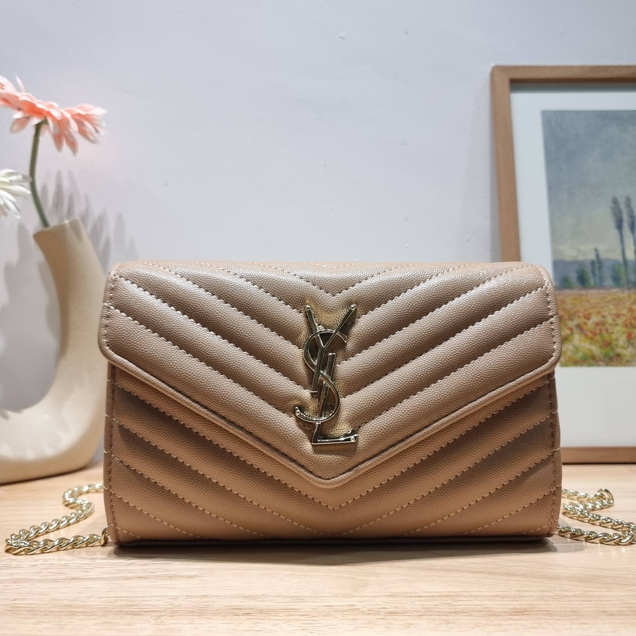 YSL WOC 9 ไม่เคยผิดหวังจริงๆ!! กับรุ่นที่สาวๆรู้กัน Yves Saint laurent clutch bag with chain กระเป๋าสะพายทรง woc สุดฮอต ดีไซน์เรียบหรู โดดเด่นด้วยโลโก้ด้านหน้า