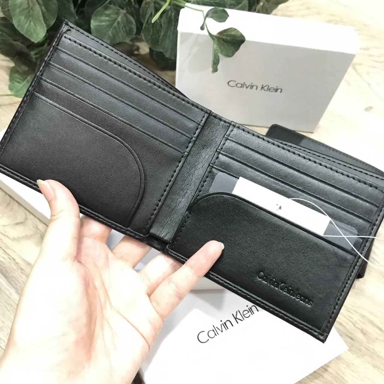 CALVIN KLEIN JEANS SHORT WALLET กระเป๋าสตางค์สั้นพับ 2 ตอน รุ่น Limited Edition หนังนิ่มสวย ด้านหน้าปั๊มแบรนด์ ขนาดกำลังดี พกพาสะดวก ภายในมีช่องใส่บัตร, ช่องใส่ธนบัตรแบงก์พัน แยกสองช่อง เป็นสัดส่วน มาพร้อมกล่องกระดาษแบรนด์มอบเป็นของขวัญ ก็เหมาะค่ะ