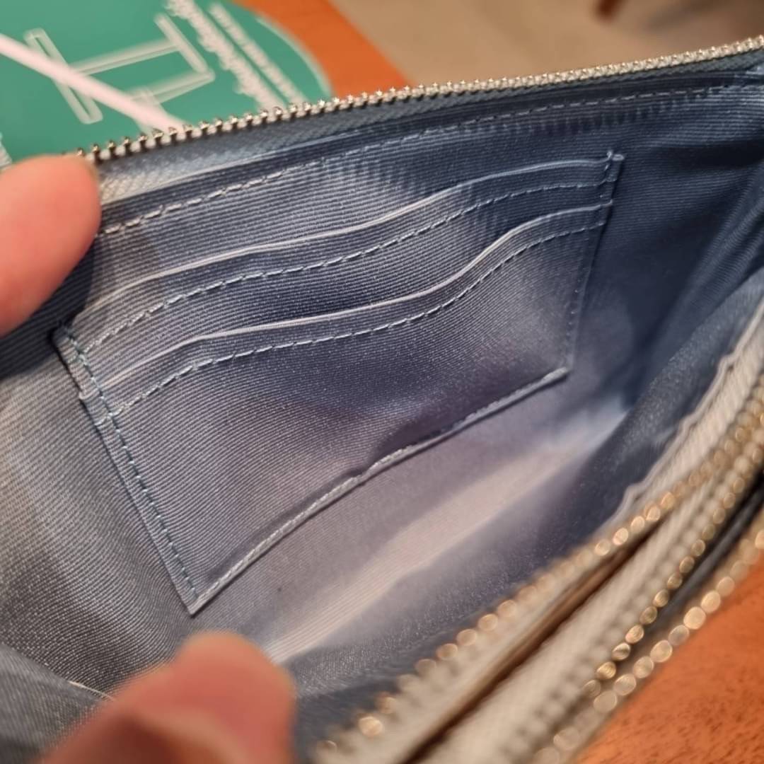 COACH F87591 DOUBLE CORNER ZIP WALLET IN SIGNATURE COATED CANVAS คล้องมือรุ่น 2 ซิป!! มาแล้วจ้า 🌟🤗 ไซส์นี้คือเหมาะมือจริงๆ พกง่ายเช่นเคย ไม่ต้องกังวลว่าจะเกะกะหรือกินพื้นที่กระเป๋าหลัก วัสดุหนังแคนวาสเคลือบลาย มีช่องหลักแยก 2 ช่อง ภายในบุผ