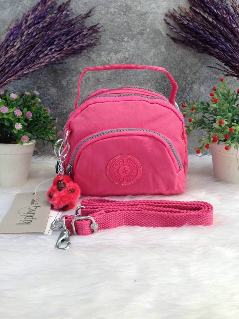 Kipling Mini Shoulder Bag K13869 Outlet Hongkong กระเป๋าสะพายไหล่ใบเล็กน่ารัก วัสดุผ้าไนล่อนกันน้ำอย่างดีตามแบบฉบับแบรนด์ แบ่งเป็นช่องซิป 3 ช่อง มีหูจับ ด้านในบุผ้าแบรนด์ มาพร้อมพวงกุญแจน้องลิง ใบนี้จุของได้เยอะน้ำหนักเบาค่ะ เหมาะมากกับการสะพายไปเที่ยวชิว