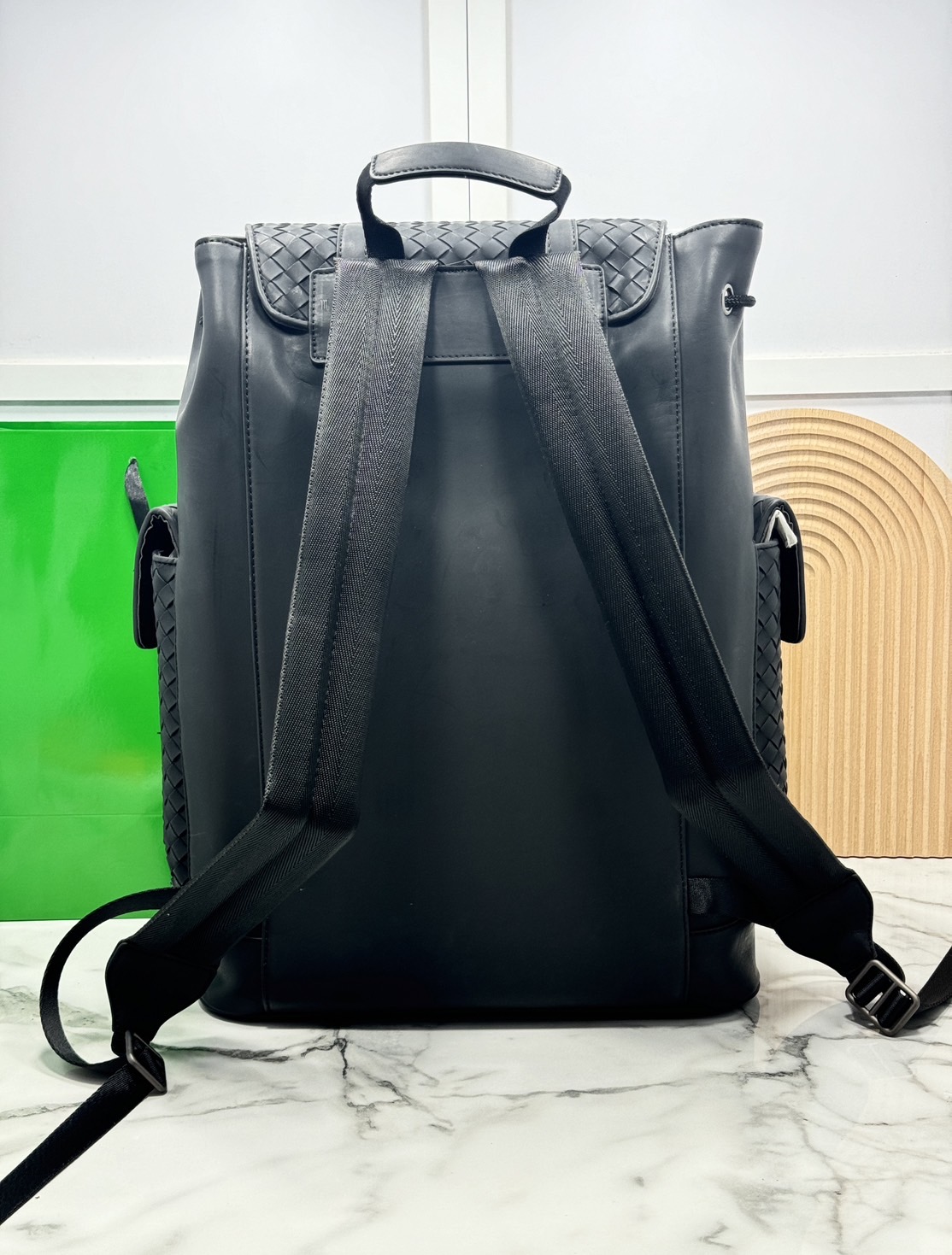 ORI หนังแท้ | Bottega Veneta Shadow Signature Flap Backpack กระเป๋าเป้ กระเป๋าสะพายหลัง โดดเด่นด้วยงานสานตารางสวยคลาสสิคเรียบหรูเป็นเอกลักษณ์ ดีไซน์เรียบง่าย แต่ดูแพง กิมมิคที่ใครๆก็อยากเป็นเจ้าของ