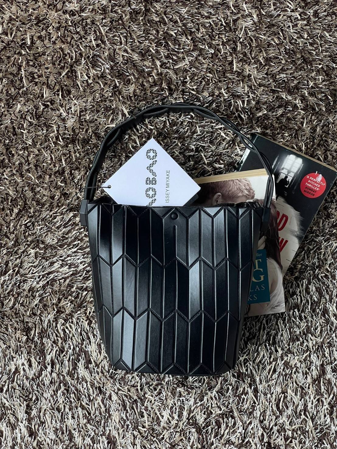 Small : BAO BAO ISSEY MIYAKE SMALL BUCKET เป็นกระเป๋าบัคเก็ตขนาดเล็กสามารถใช้ใส่กระเป๋าสตางค์และโทรศัพท์มือถือได้ ซีรีย์ใหม่นี้มีจุดเด่นที่แผ่นรูปทรงสี่เหลี่ยมด้านขนานในแนวตั้ง เกิดเป็นรูปทรงสามมิติซึ่งแตกต่างไปจากรูปทรงที่เกิดขึ้นจากแผ่นสามเหลี่ยม หูหิ้ว