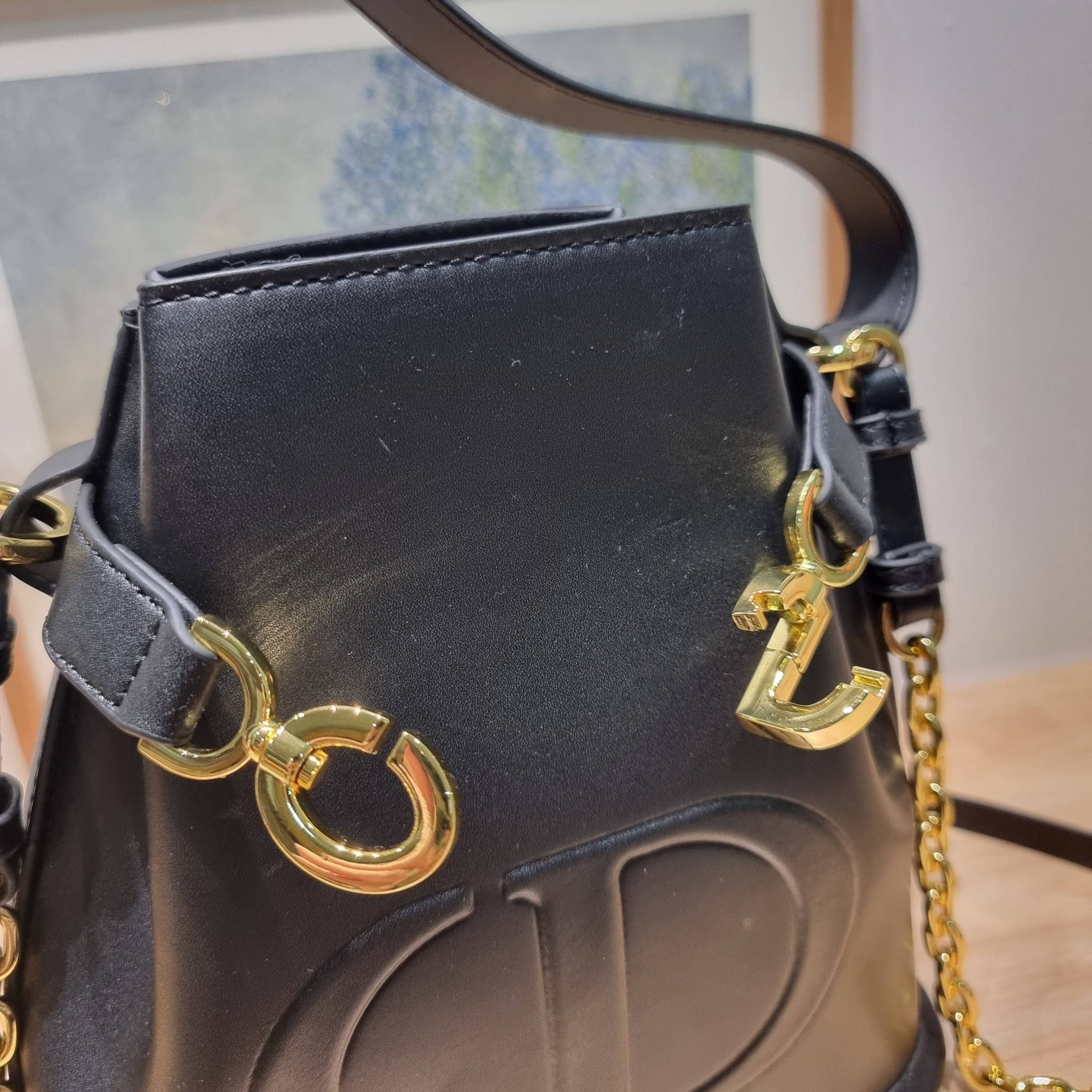 CD MEDIUM C'EST BAG 25cm / Dior bucket bag พร้อมส่ง กระเป๋าสะพายสุดคลาสสิค ดีไซน์หรู มีดีเทลสวยไม่ซ้ำใคร อะไหล่ออกแบบมาเป็นตัวซีดี