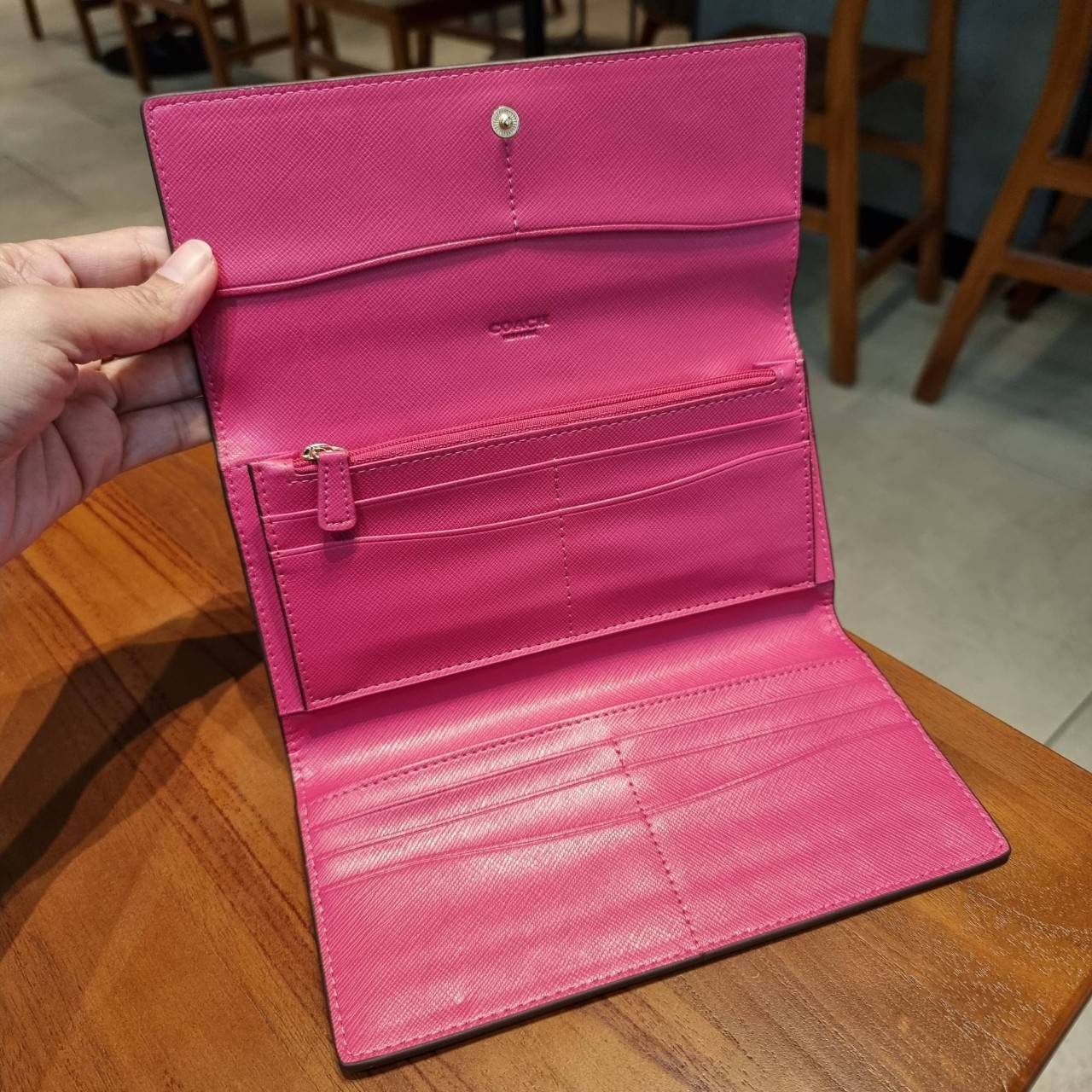 COACH F53763 TRIFOLD WALLET IN SIGNATURE กลับมาแล้วจ้า!! รุ่นขายดี!! 💓 ดีไซน์ใหม่ กระเป๋าสตางค์ใบยาว แถมที่ห้อยใส่บัตรแยกให้ (ถอดออกได้) น่ารักมากๆ ใช้งานง่าย เปิด-ปิดด้วยกระดุม ภายในใส่ธนบัตร ใส่บัตรได้เยอะ ใส่มือถือได้ไปอีก!! จุใจสุดๆ บอกเลยว่าใ