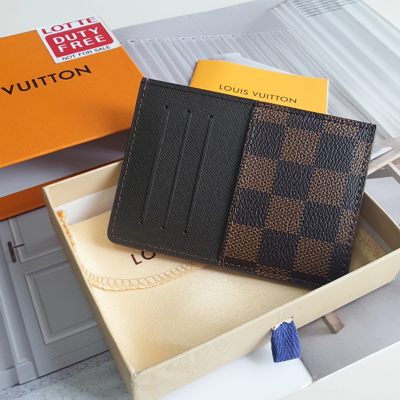 งานหรูเว่อวัง LOUIS VUITTON CARD HOLDER (GWP) 💳 ที่ใส่บัตร จากพรีเมี่ยมกิ้ฟแบรนด์หรู ดีไซน์สวยเก๋ หนังแท้ลายสวยเป็นเอกลักษณ์ ขนาดกำลังดี ใส่บัตรอย่างน้อย 7 ใบ พกพาสะดวก จะซื้อไว้ใส่บัตรใบหรู หรือซื้อให้เป็นของขวัญ ก็ควรค่าที่สุดคะ ห้ามพลาดนะคะ