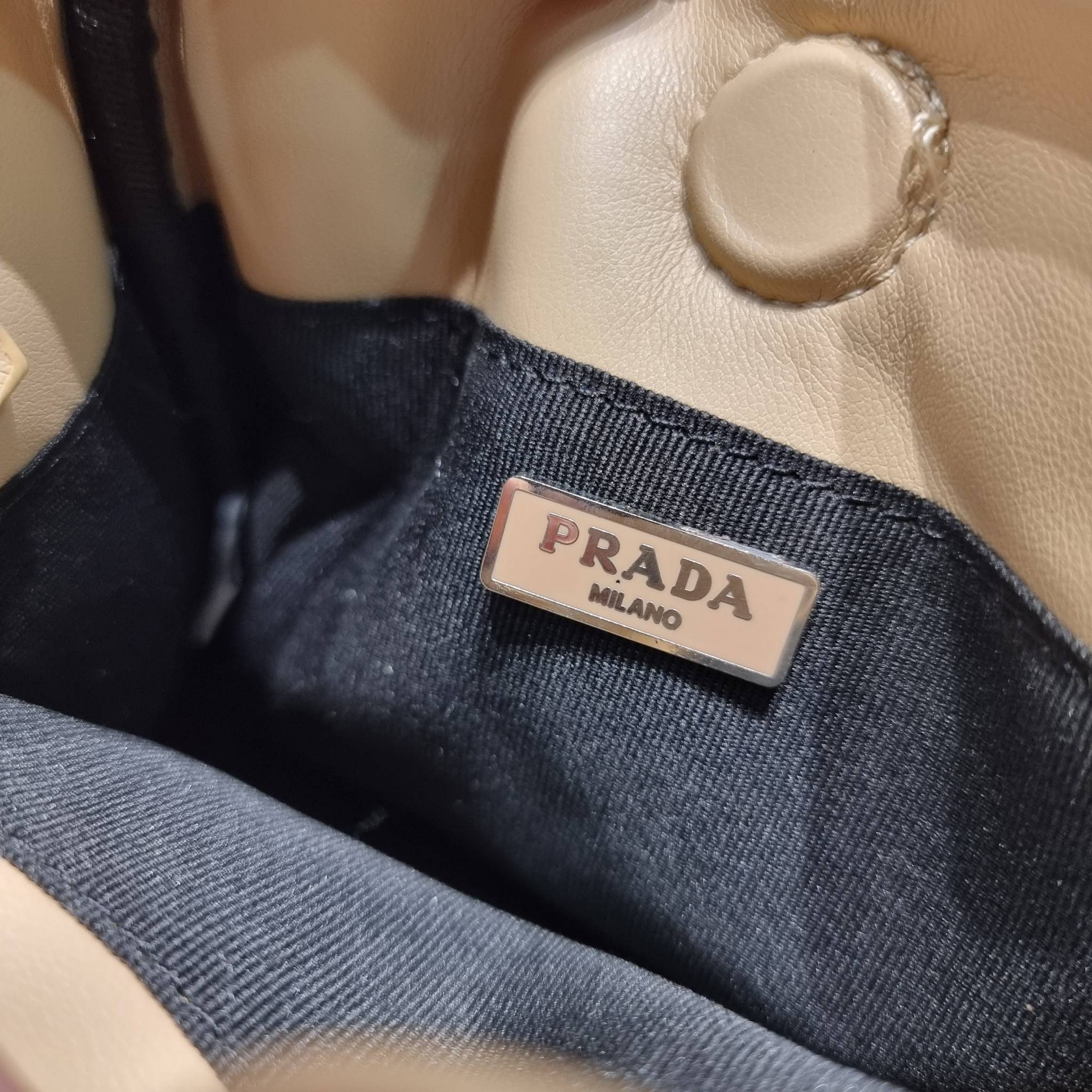 PRADA Small padded Soft nappa-leather bag พร้อมส่ง 4 สี น้องใหม่ล่าสุด กับคอลเลคชั่นที่ทำออกมาตอบโจทย์ได้ทุกไลฟ์สไตล์
