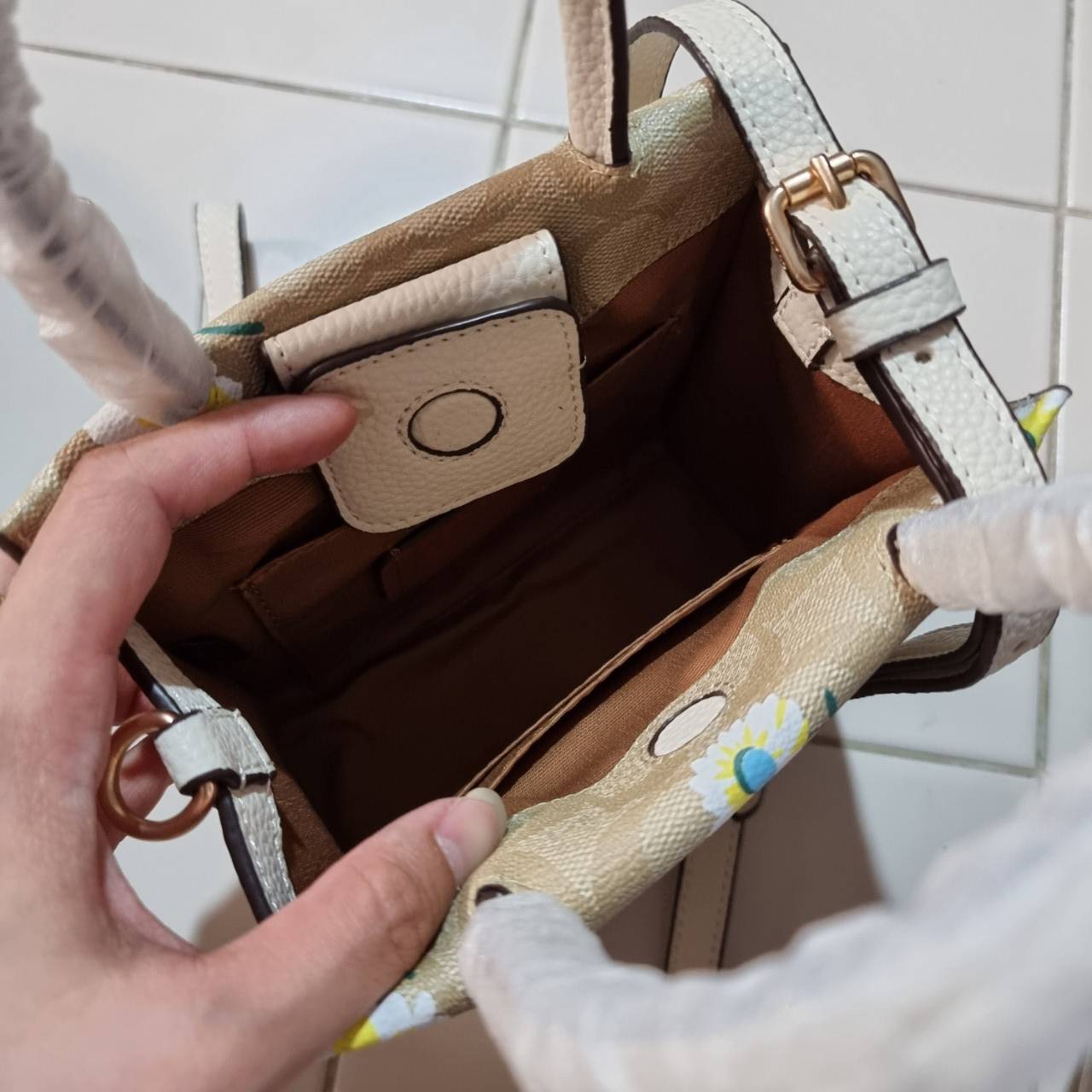 COACH 3599 MINI CALLY CROSSBODY IN SIGNATURE CANVAS WITH DAISY PRINT กระเป๋าครอสบอดี้โท้ทมินิไซส์ ดีไซน์ใหม่ลวดลายดอกเดซี่ยอดฮิต!! ใบจริงคือน่ารักม้ากกกก!! สวยอยู่ทรง น่ารักน่าใช้ วัสดุหนังแคนวาสเคลือบลาย ปากกระเป๋ามีกระดุมแม่เหล็ก มาพร้อมหูจับในตัวและสาย