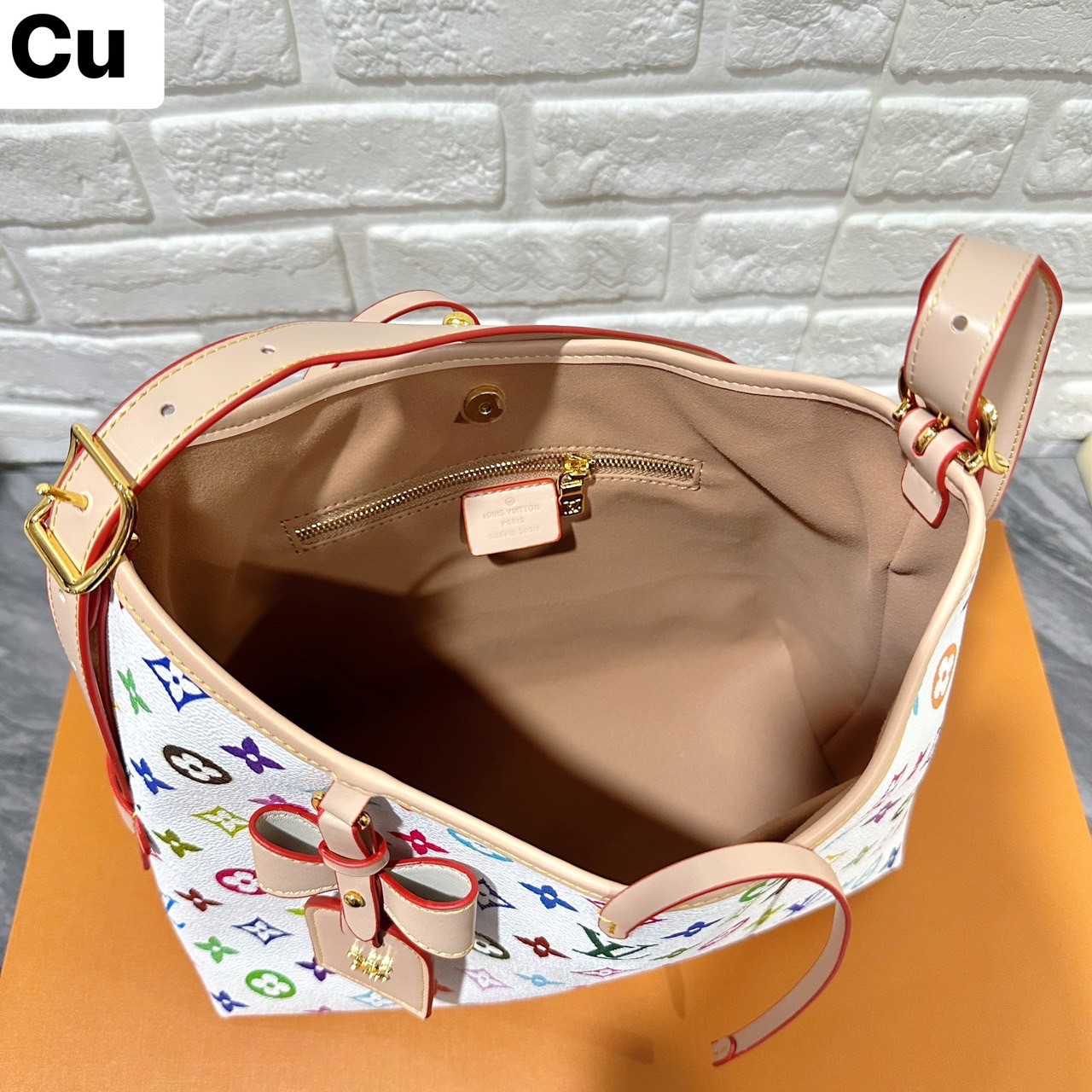 LV x TM CarryAll PM bag Multicolor Monogram Canvas กระเป๋าสะพายไหล่ทรงสวย รุ่นลิมิเต็ดสุดคลาสสิก แต่งแต้มดีเทลเปี่ยมชีวิตชีวา แคนวาสโทนสีสดใสดีไซน์ใหม่จากพาเลตต์สีเอกลักษณ์