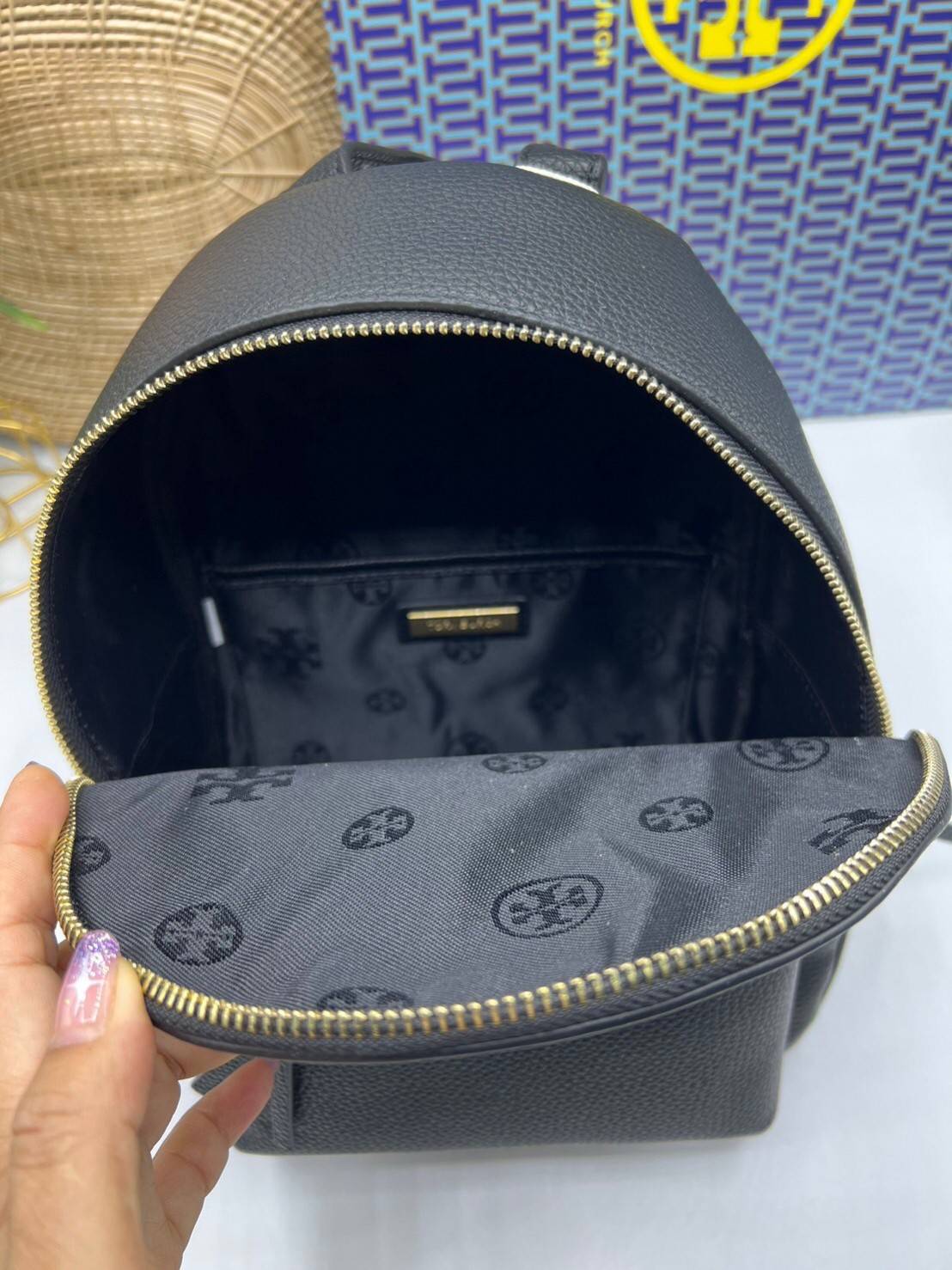 ory Burch Thea Mini Backpack คอลเลคชั่นใหม่ กระเป๋าเป้ไซส์มินิน่ารัก งานหนังเต็มใบสีดำสุดคลาสสิก ไอเท็มเด็ดที่ใครๆก็ต่างรอคอย!! ภายในเป็นช่องโล่ง ใส่ของสำคัญได้สบายๆ สายสะพายสามารถปรับได้ ใบนี้คุ้มค่าราคามากๆ