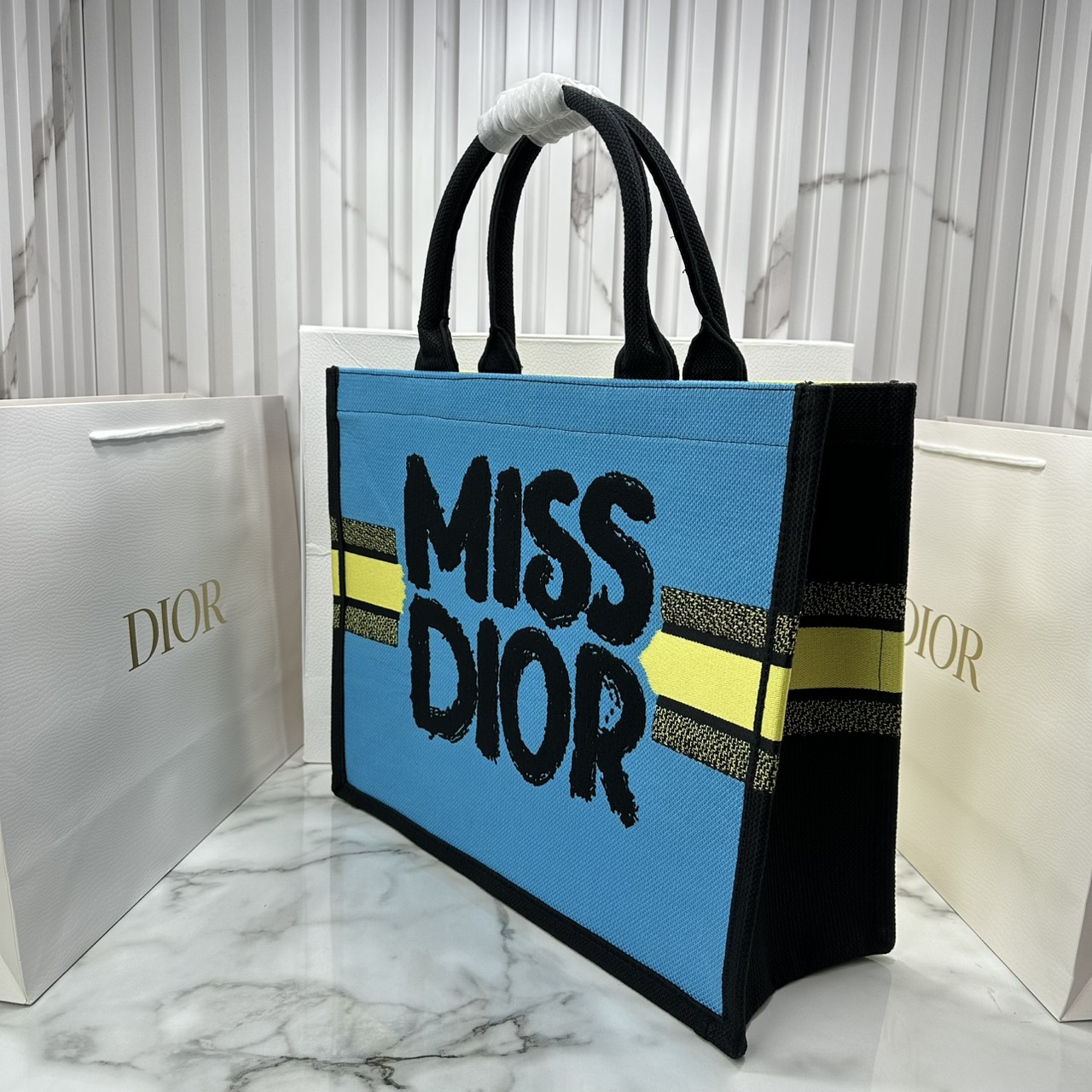 ORI หนังแท้ | ORI หนังแท้ | Dior BookTote Yellow-Blue Miss Dior Embroidery Tote Bag กระเป๋าทรงโท้ทคอลใหม่ โทนสีสดใสคลาสสิก สวยงามและหรูหรา