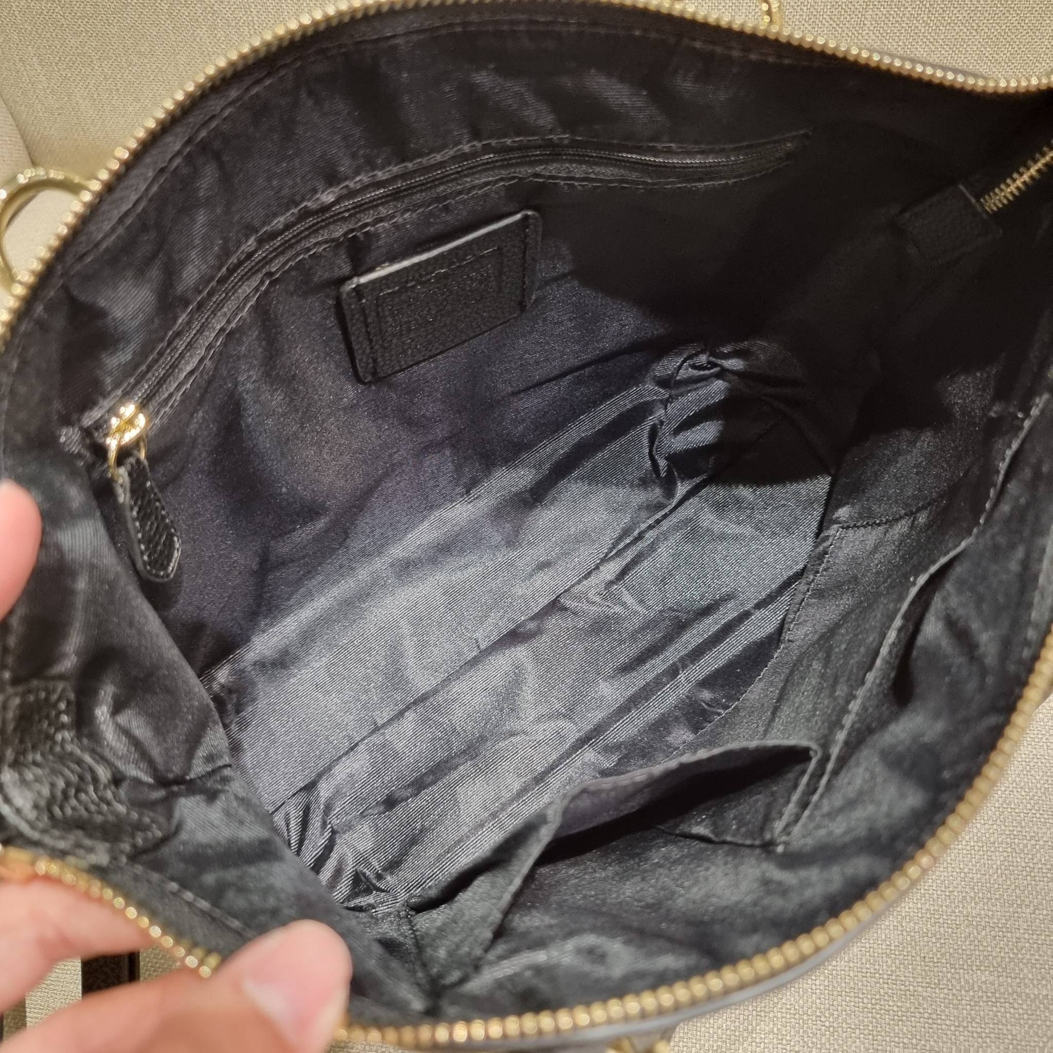 COACH F36675 SMALL KELSEY SATCHEL กระเป๋าถือ/สะพายข้าง ทรงพัดรุ่นคลาสสิค ขายดีทุกรอบ ด้วยรูปทรงที่สวย ใช้งานง่าน มีหูจับในตัว และสายครอสมาให้ วัสดุหนัง pepble สัมผัสดี (หนังจะมีรอยกดทับบ้าง ใช้งานเรื่อยๆหนังจะฟูขึ้นปกติ) เปิด-ปิดด้วยซิป รูดใช้งานง่าย ภายใ