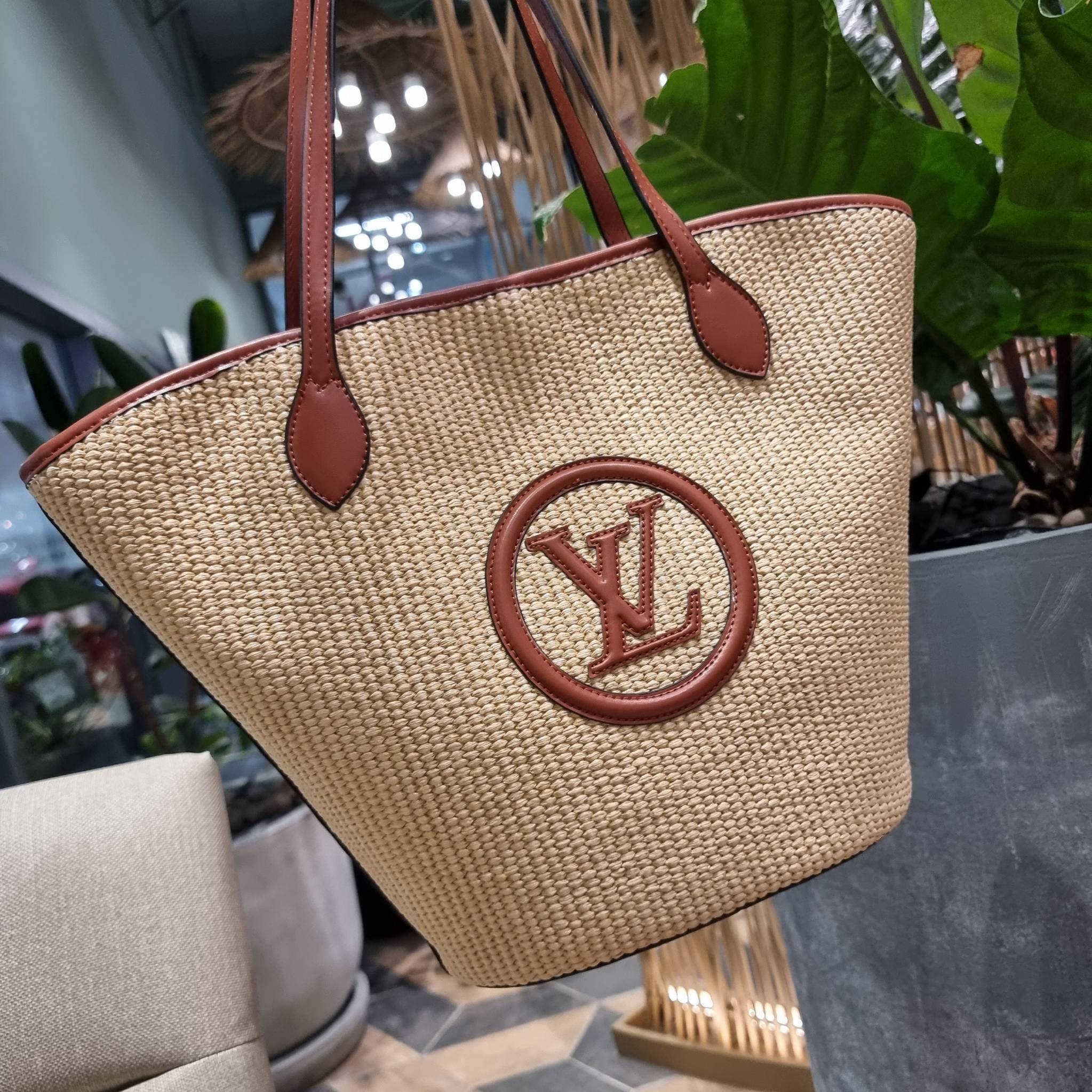 LV SAINT JACQUES LIMITED BAG ไอเท็ม เอ็กซ์คลูซีพจัดมาให้สาวๆโดยเฉพาะ!! กระเป๋าสะพายใบใหญ่รุ่นลิมิเต็ดหายาก ด้วยวัสดุสังเคราห์จากธรรมชาติ สานเต็มใบออกมาเป็นลวดลายสวยงาม และยังโดดเด่นด้วยโลโก้ สีโทนอุ่น ทำให้ไอเท็มนี้ ดูดีน่าค้นหา มาพร้อมใบลูกอีกหนึ่ง ที่สา