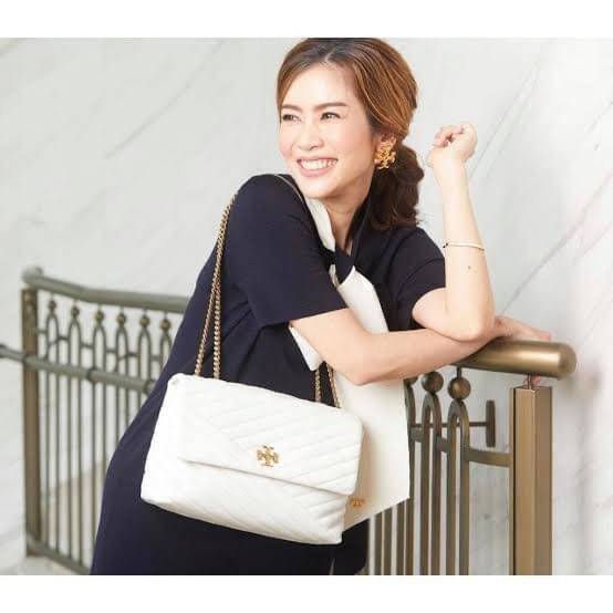 Large : Tory Burch Kira Chevron Quilted Convertible Leather Crossbody Bag เป็นกระเป๋าที่ใช้ในการออกงานสำคัญหรือวันที่มีปาร์ตี้สังสรรค์ คุณควรเลือกใช้กระเป๋าที่มีดีไซน์สะดุดตา เพราะจะช่วยยกระดับและเพิ่มเสน่ห์ให้กับตัวคุณเองมากยิ่งขึ้น หากเป็นงานทางการ เช่น