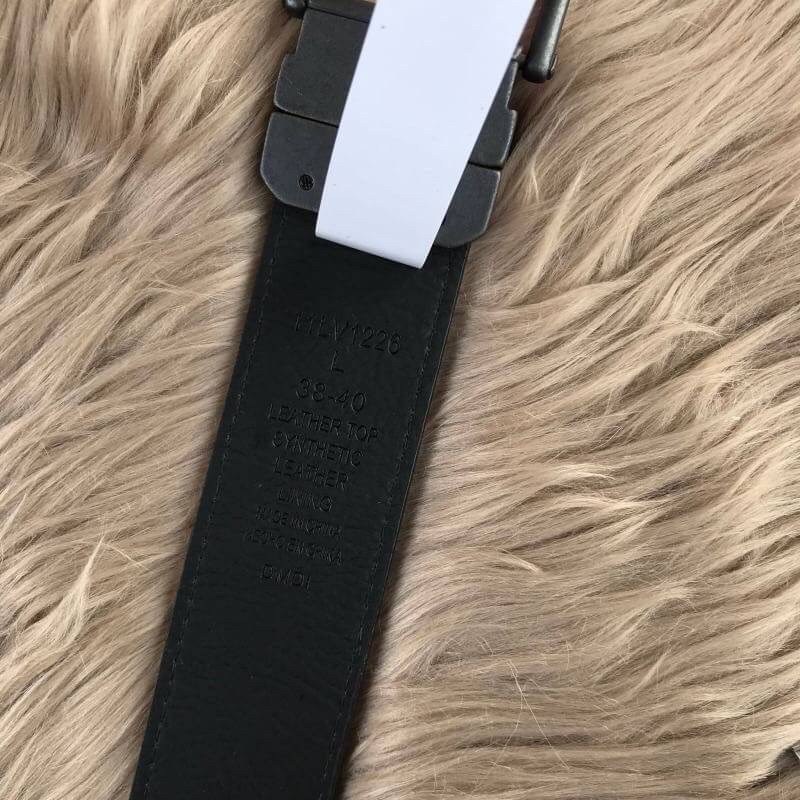 Levi’s Belt and Wallet Gift Set เซทสุดคุ้มทั้งกระเป๋าสตางค์พับสองตอนและเข็มขัดวัสดุหนังคุณภาพดี กระเป๋าสตางค์ปั้มโลโก้ด้านหน้าภายในมีช่องใส่ธนบัตรแยกเป็นสัดส่วนวัสดุคุณภาพดีตามแบบฉบับของแบรนด์เข็มขัดใช้ได้ในทุกโอกาส จัดเซทมาใน Gift Set หรือจะมอบเป็นของขวั