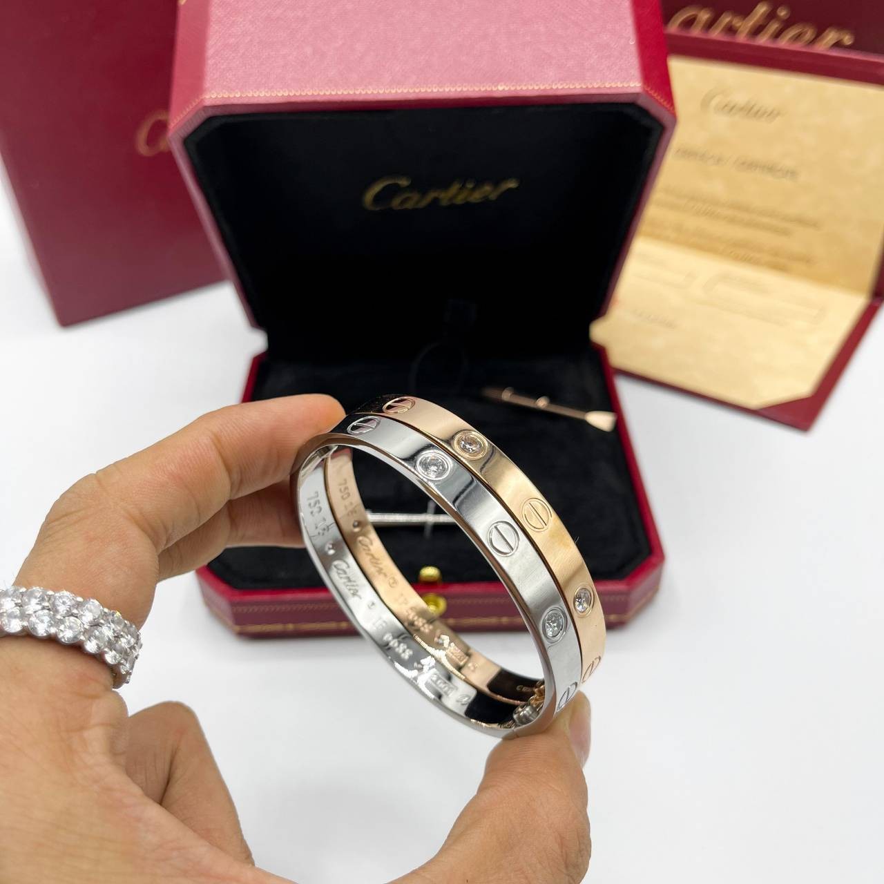 Cartier Love Bracelet, 4 diamonds กำไลข้อมือ Size 18 งานดีสุดเกรดออริจินิล วัสดุคุณภาพดี ไม่ลอกไม่ดำ กล่องใหญ่ตามแบบ งานปั้มครบตามรูปเลยค่ะ