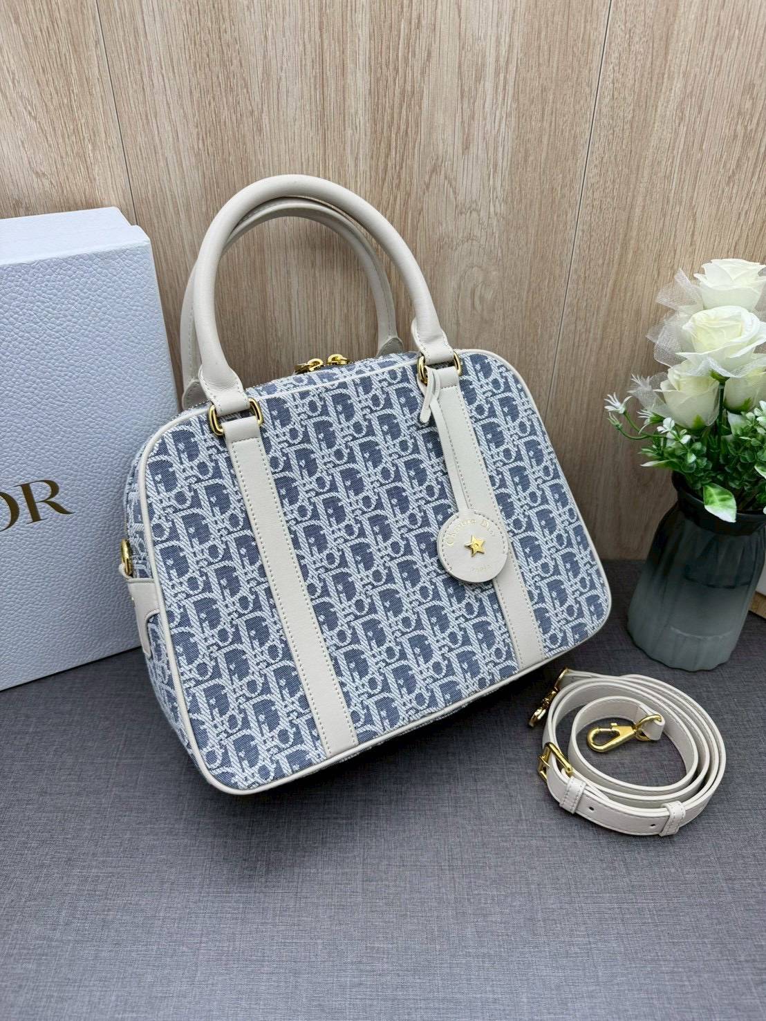 ORI หนังแท้ | DIOR Large D-Vibe Bowling Bag กระเป๋าทรงหมอนดีไซน์โบว์ลิ่งใบใหญ่ ทันสมัยใช้งานง่ายจุของได้เยอะ สวยสง่างามเป็นเอกลักษณ์