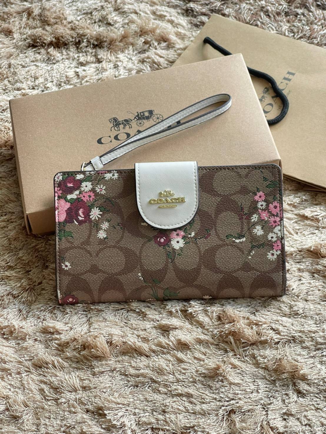 COACH TECH WALLET IN SIGNATURE CANVAS อีกหนึ่ง collection ของกระเป๋าสตางค์ที่ดีไซน์ทันสมัยให้ใช้งานได้แบบครบครัน เป็นกระเป๋าสตางค์ ที่มีช่องสำหรับใส่โทรศัพท์มือถือ ธนบัตร เหรียญ และบัตรต่าง ๆ ใช้งานแบบ2ด้าน เพิ่มความสะดวกสบายด้วยสายคล้องมือ ช่วยให้พกไปไหน