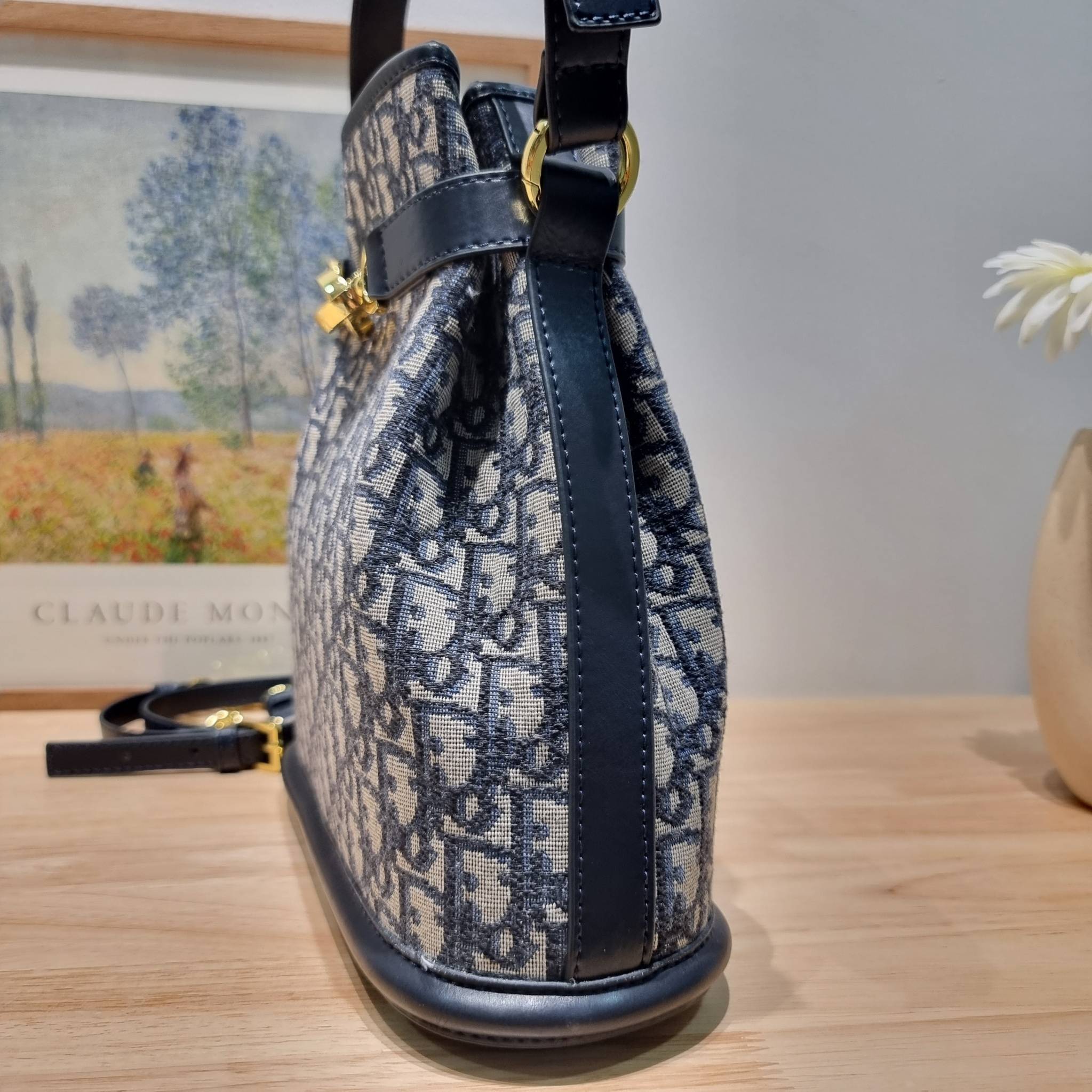 CD MEDIUM C'EST BAG 25cm / Dior bucket bag พร้อมส่ง กระเป๋าสะพายสุดคลาสสิค ดีไซน์หรู มีดีเทลสวยไม่ซ้ำใคร อะไหล่ออกแบบมาเป็นตัวซีดี **ล็อทราคาพิเศษสุดคุ้ม