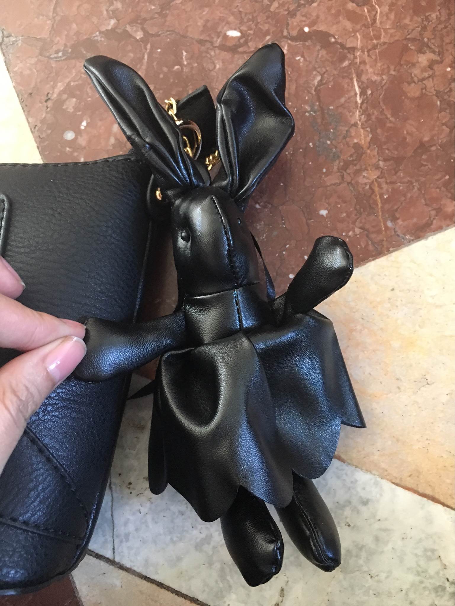 รุ่นใหม่ล่าสุดเลย ห้ามพลาดน๊า !!! ทางร้านได้ รุ่นสุด Chic ทรง mini mini น่ารักๆ จากแบรนด์ KEEP รุ่น Teena shoulder chain bag (( ขนาดใส่มือถือได้ทุกรุ่นคะ )) กระเป๋าสะพายข้างใบ เล็ก กะทัดรัด หนังเนื้อดี ลายหนังชัด ทนทานคะ น้ำหนักเบา ดีไซด์ ทันสมัย เข้าได้ก