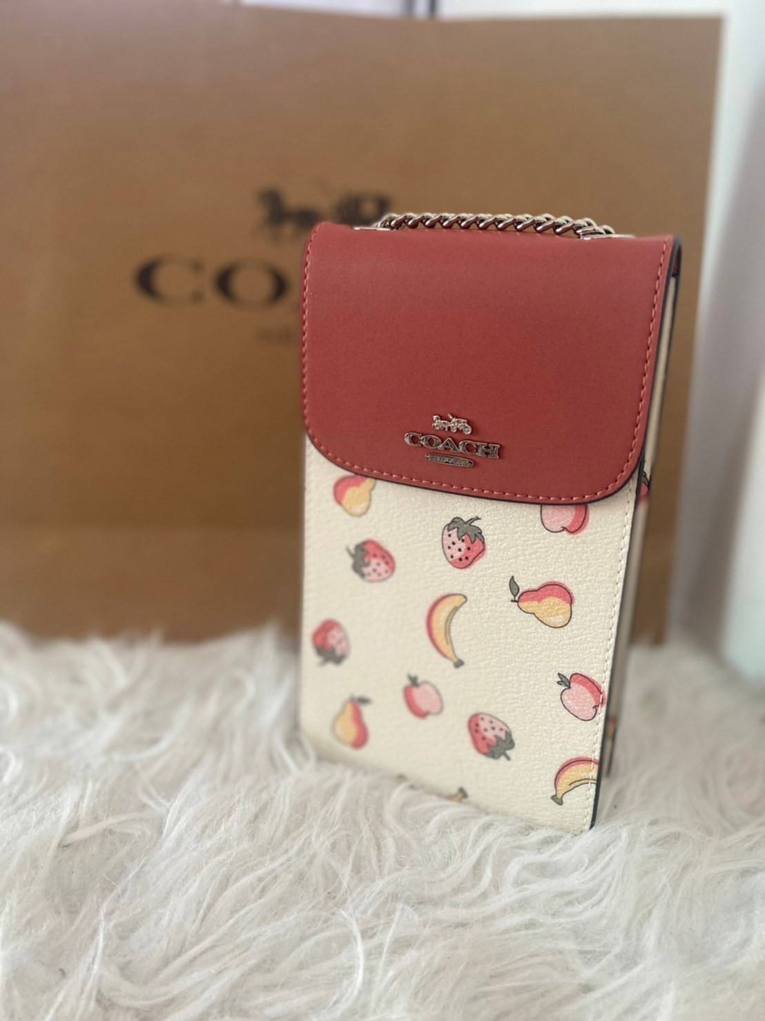 COACH NORTH/SOUTH CROSSBODY IN SIGNATURE CANVAS แจกความสดใสกันอีกครั้ง!! กับกระเป๋าสะพายเอนกประสงค์ Case phone ใส่โทรศัพท์มือถือได้ทุกรุ่น ดีไซน์ลายผลไม้ฉ่ำๆ สวยมีเสน่ห์ 💖 วัสดุหนังแคนวาสคุณภาพ ฝาและภายในเป็นหนังแท้ เปิด-ปิดด้วยกระดุม สายสะพายยาวป