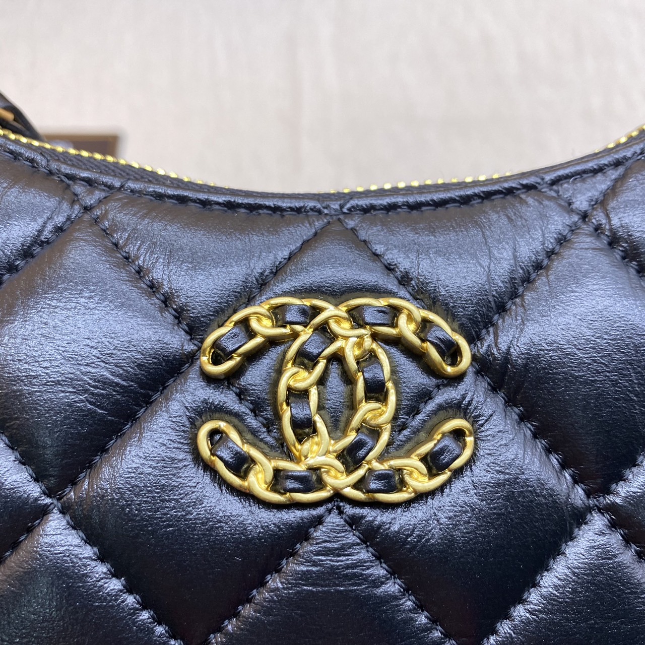 CHANEL 23K HOBO small 21cm ออริสลับแท้ ใช้งานต่างประเทศได้ งานเกรดหนังสวย อะไหล่ทองสวยหรู กระเป๋าสะพายทรงโฮโบ มี 2 ขนาดกำลังสวย ดีไซน์ใหม่ 2023