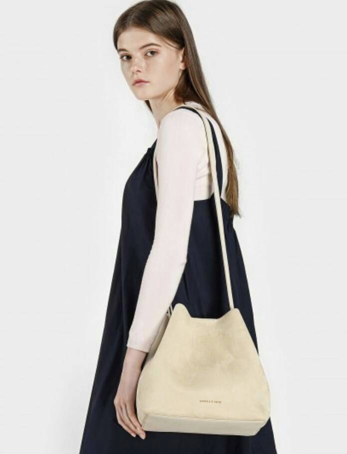 CHARLES & KEITH SLOUCHY SLING BAG 2018 กระเป๋าสะพายข้าง ปรับเปลี่ยนรูปทรงใช้งานได้ไม่จำเจ ปากกระเป๋าเป็นแม่เหล็ก มีสายเกี่ยวเพื่อปรับรูปกระเป๋า ให้เป็นทรงขนมจีบได้ค่ะ ภายในกระเป๋าโล่งกว้าง ใส่ของจุ รุ่นนีพิเศษ มีกระเป๋าใบเล็กแบบซิปห้อยมาให้อีก 1 ใบค่ะ ถอด