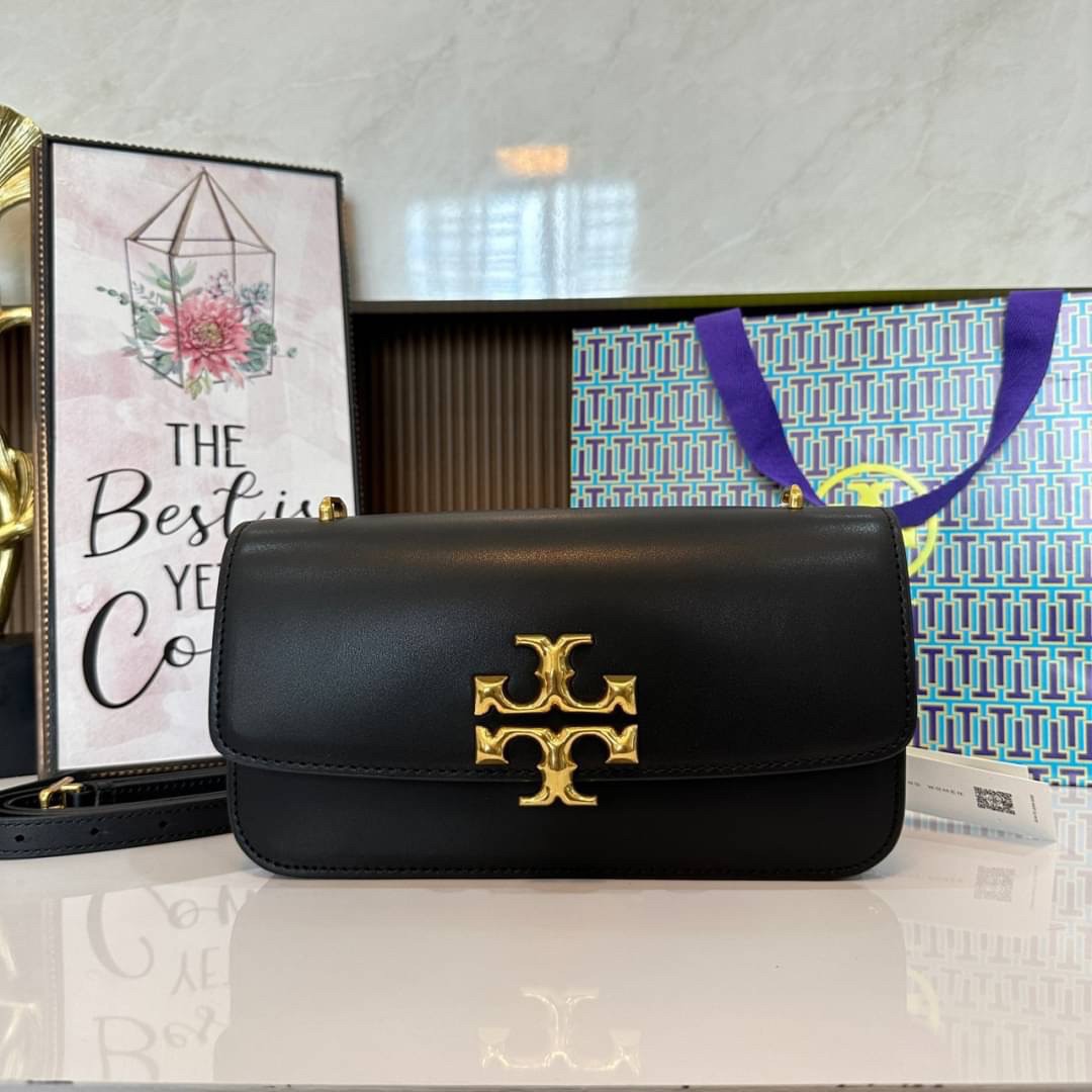 TORY BURCH ELEANOR SMALL LONG CONVERTIBLE SHOULDER กระเป๋าสะพายทรงยาว E/W Eleanor Convertible สูดหรู ดูแพง หนังแท้ เรียบสวยหรู โดดเด่นด้วยป้ายโลโก้สีทอง ลาย Double T อันเป็นเอกลักษณ์ ภายในช่องโล่งกว้างสามารถใส่โทรศัพท์ได้ทุกรุ่น สามารถใส่กระเป๋าสตางค์ใบยา