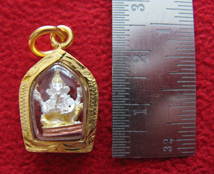 จี้พระพิฆเนศปางรีนาโมจัน คณปติ(ช่วยขจัดหนี้สิน อุปสรรค ทวีทรัพย์)เนื้อสามกษัตริย์เลี่ยมกรอบใหญ่ทองไมครอนพร้อมใบคาถาค่ะ