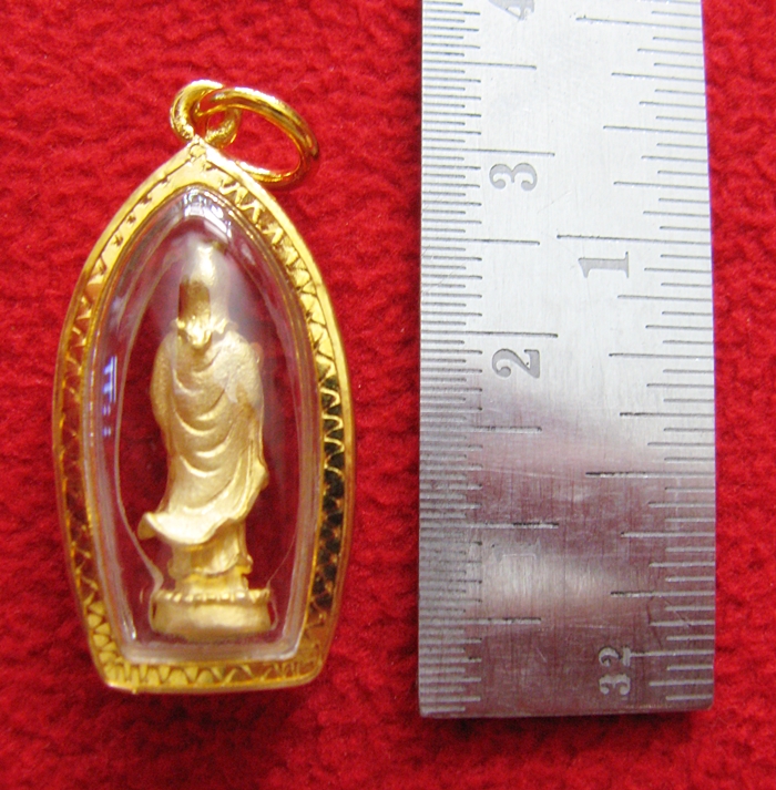 สินค้าหมดค่ะ จี้เจ้าแม่กวนอิม ปางประทานพร แบบยืน เนื้อทองเลี่ยมกรอบใหญ่ทองไมครอนพร้อมใบคาถาค่ะ