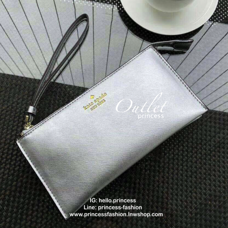 KATE SPADE Wallet Clutch Bag กระเป๋าทรงคลัชสุดคุ้มหนัง Saffiano ด้านหน้ามีโลโก้แบรนด์ มาพร้อมสายคล้องมือ เปิดปิดด้วยซิปสะดวกใช้ สามารถใส่แทนกระเป๋าสตางค์ใบยาว ภายในแบ่งออกเป็น3ช่องหลัก มีช่องใส่บัตร เครื่องสำอาง เครื่องเขียน เหรียญ ไส่ไอโฟนพลัส ได้ค่ะ มีก